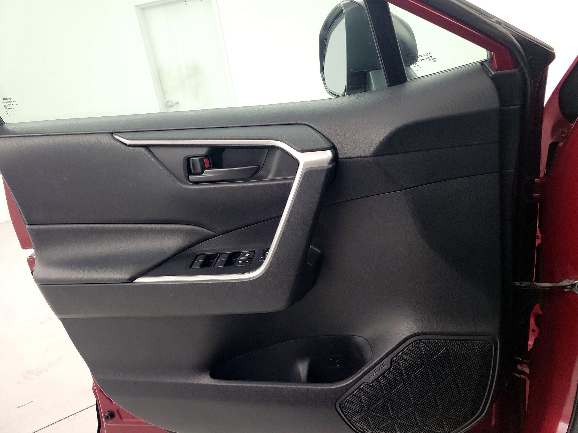 Thumbnail: 2019 Toyota RAV4 - 12