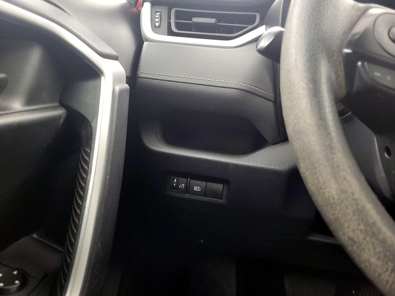 2019 Toyota RAV4 LE - Photo 14