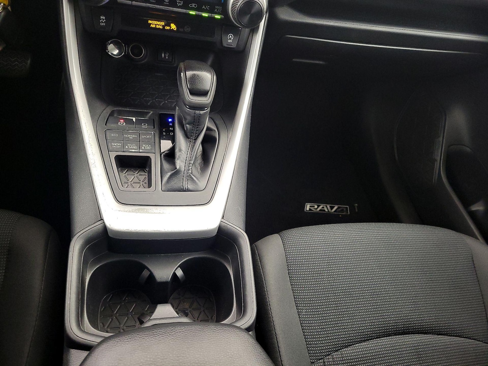 2019 Toyota RAV4 LE - Photo 18