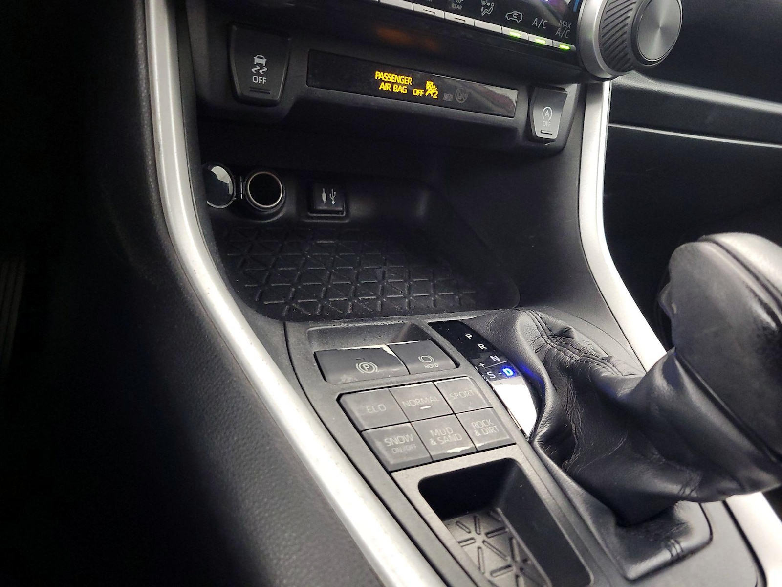 2019 Toyota RAV4 LE - Photo 19