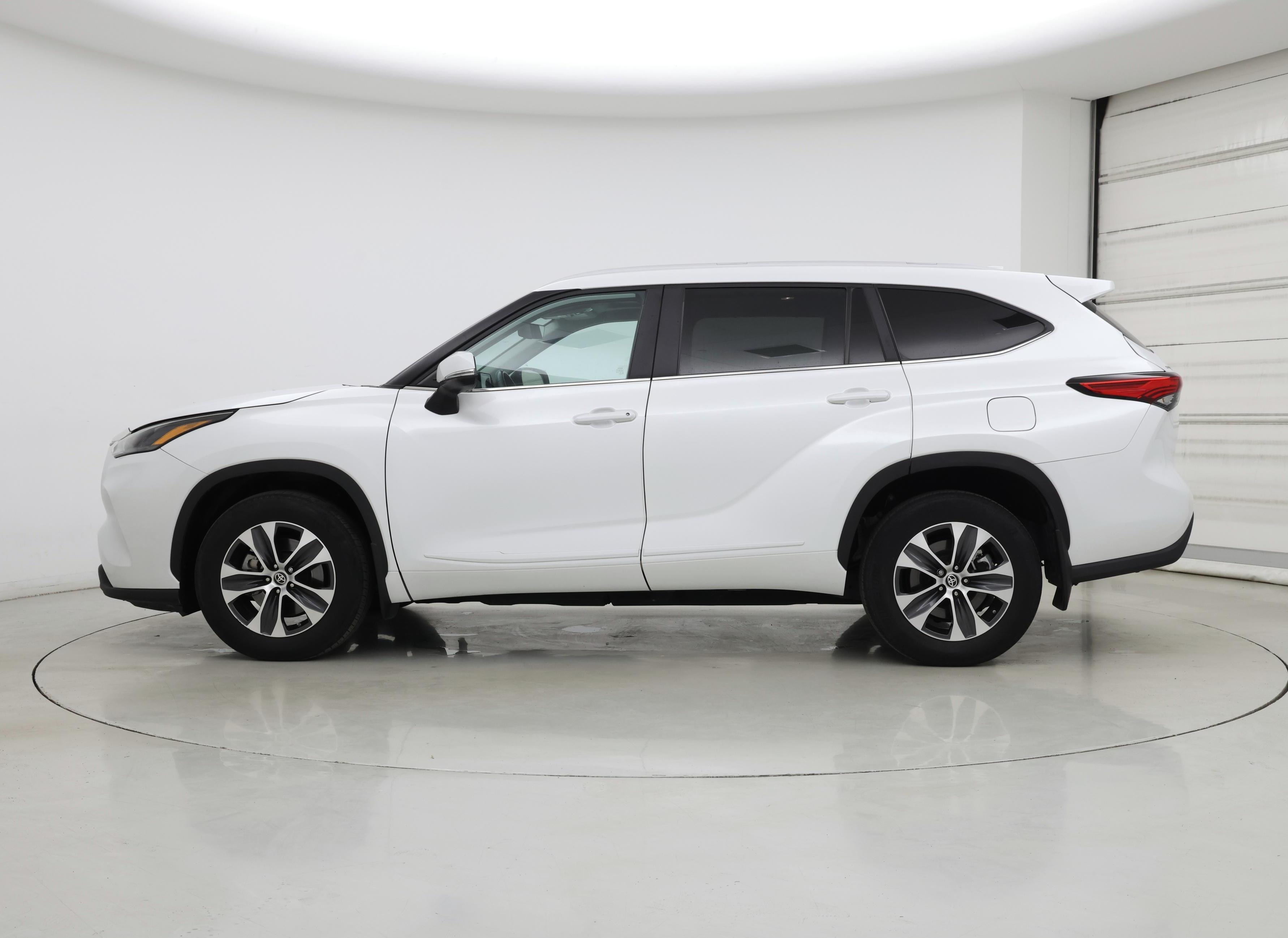 Thumbnail: 2023 Toyota Highlander - 3