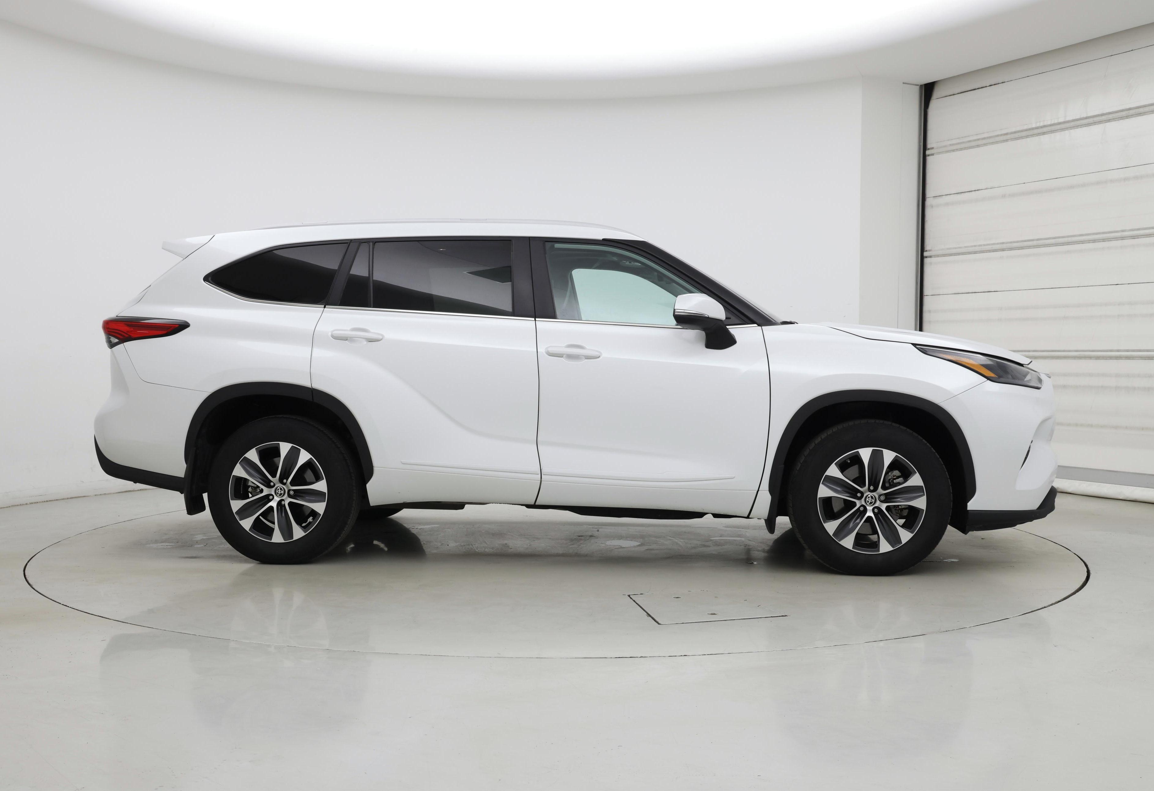 Thumbnail: 2023 Toyota Highlander - 7