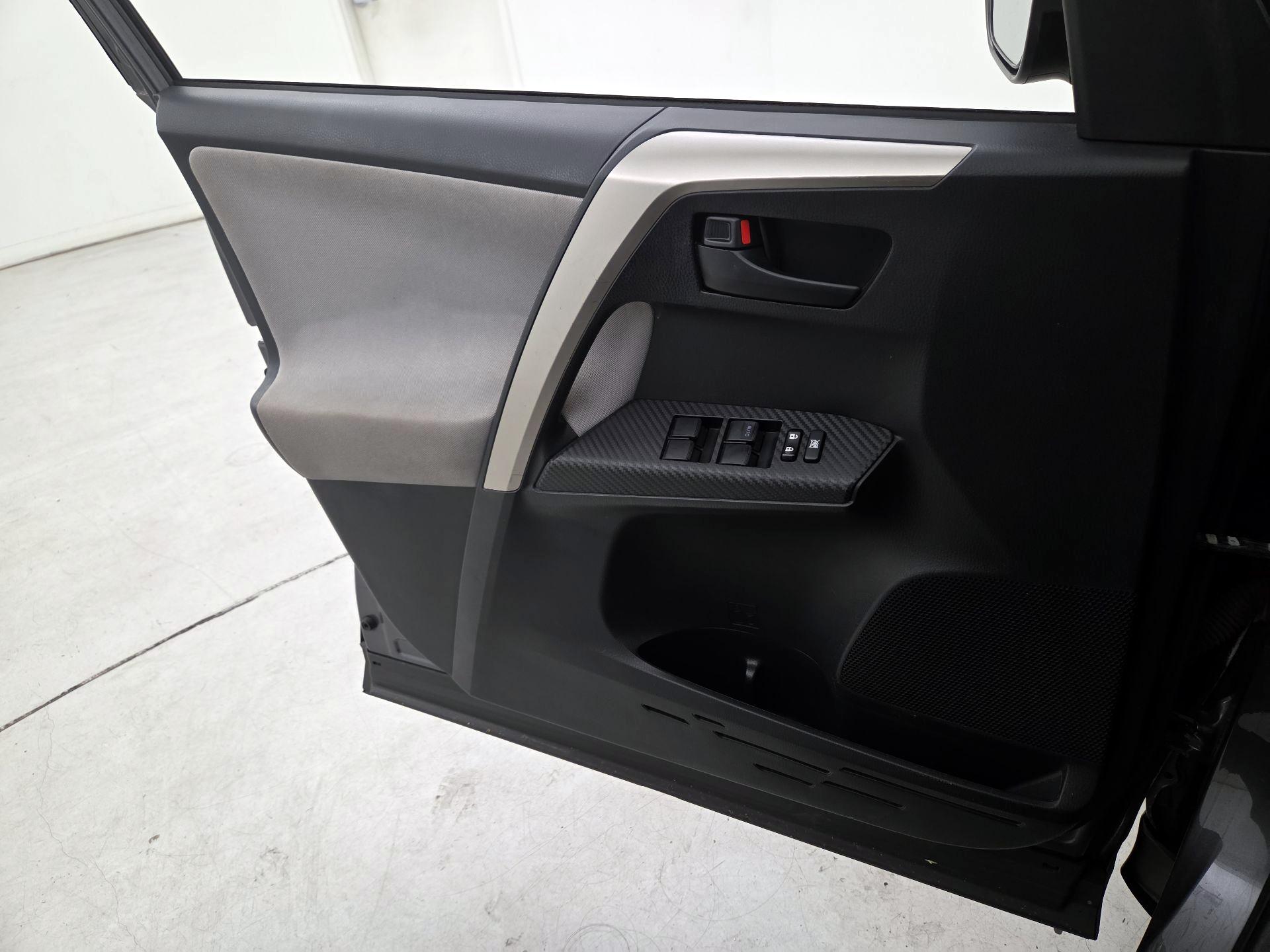 Thumbnail: 2015 Toyota RAV4 - 12