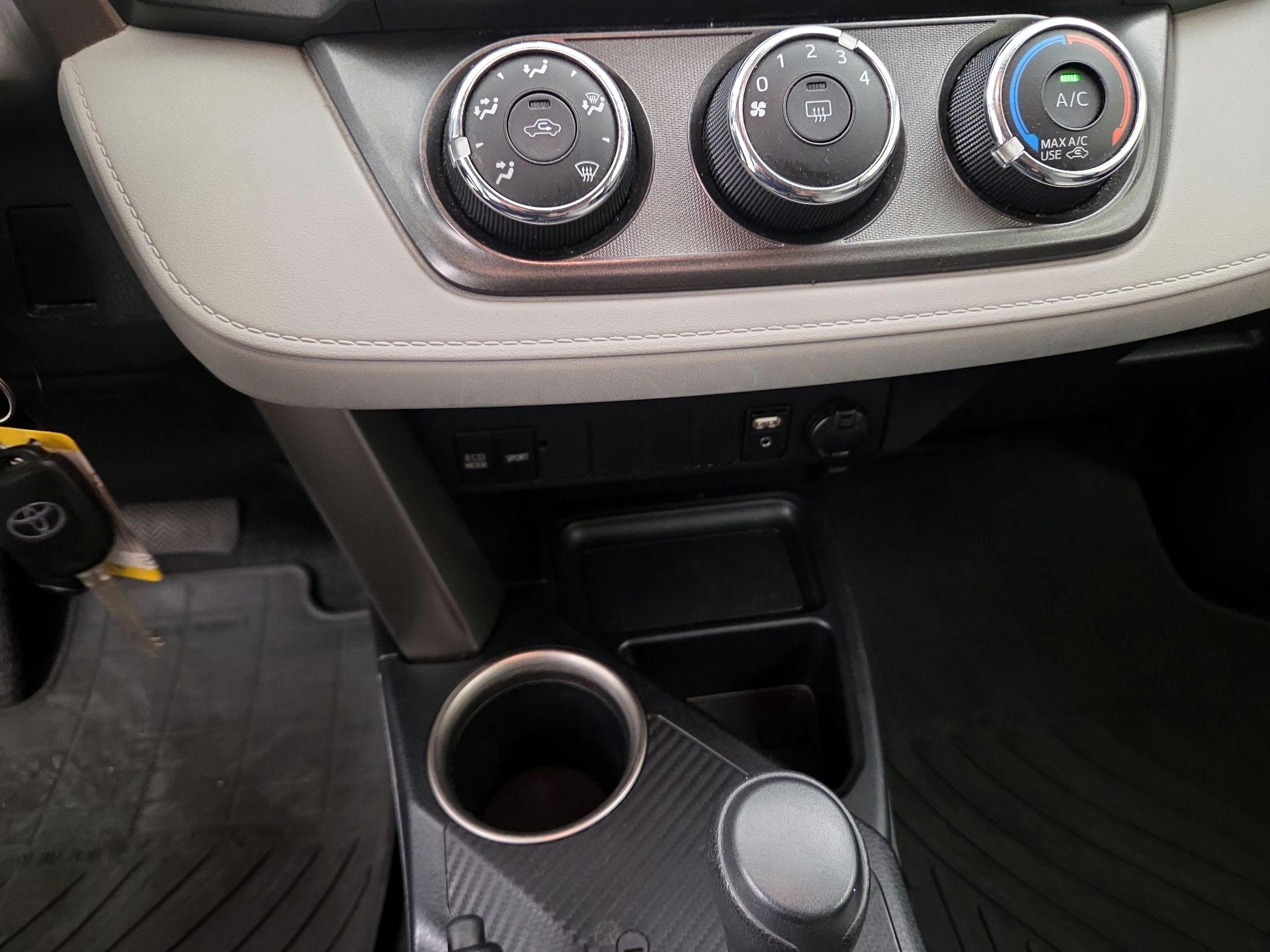 Thumbnail: 2015 Toyota RAV4 - 16