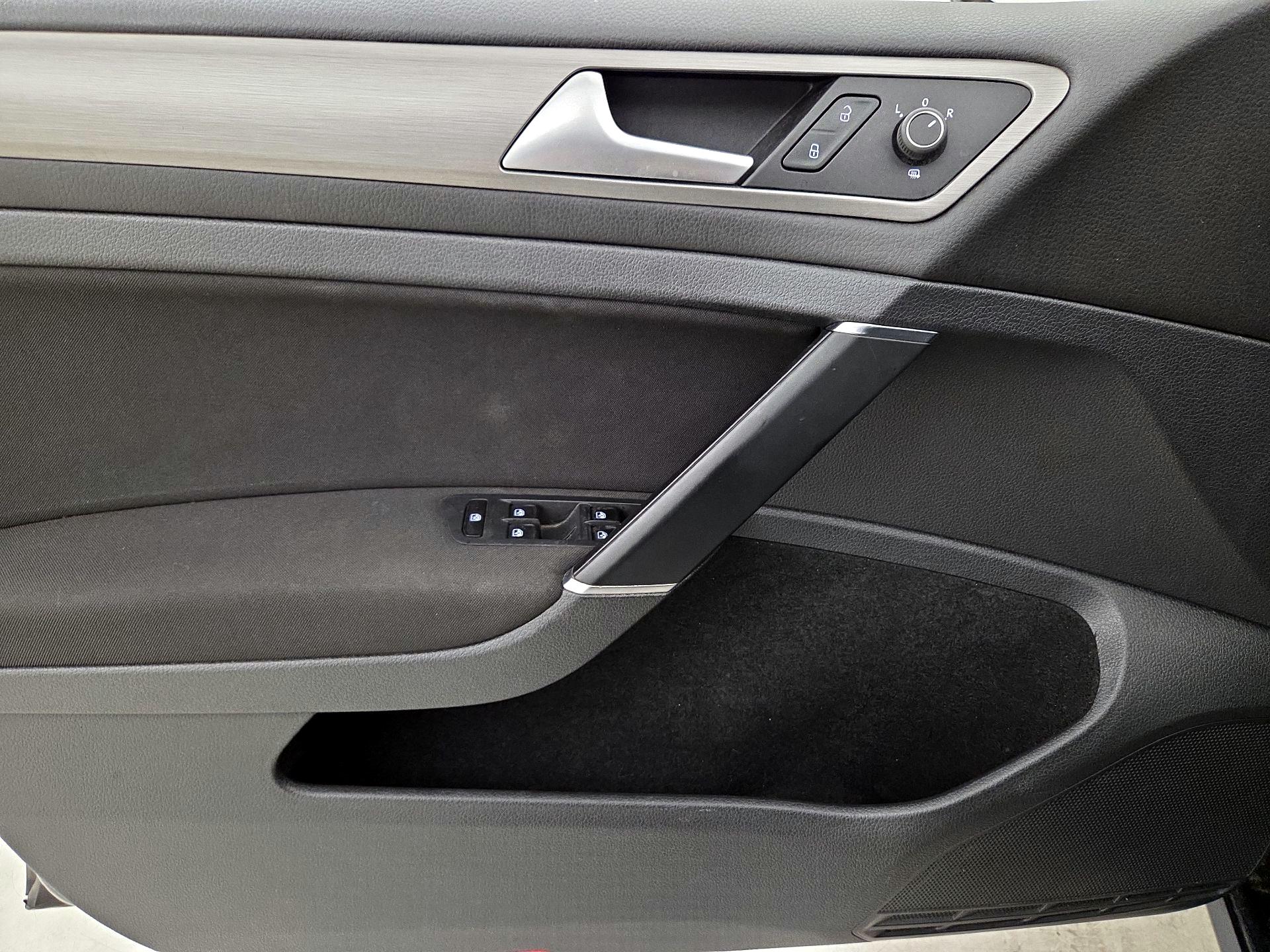 Thumbnail: 2016 Volkswagen Golf - 12