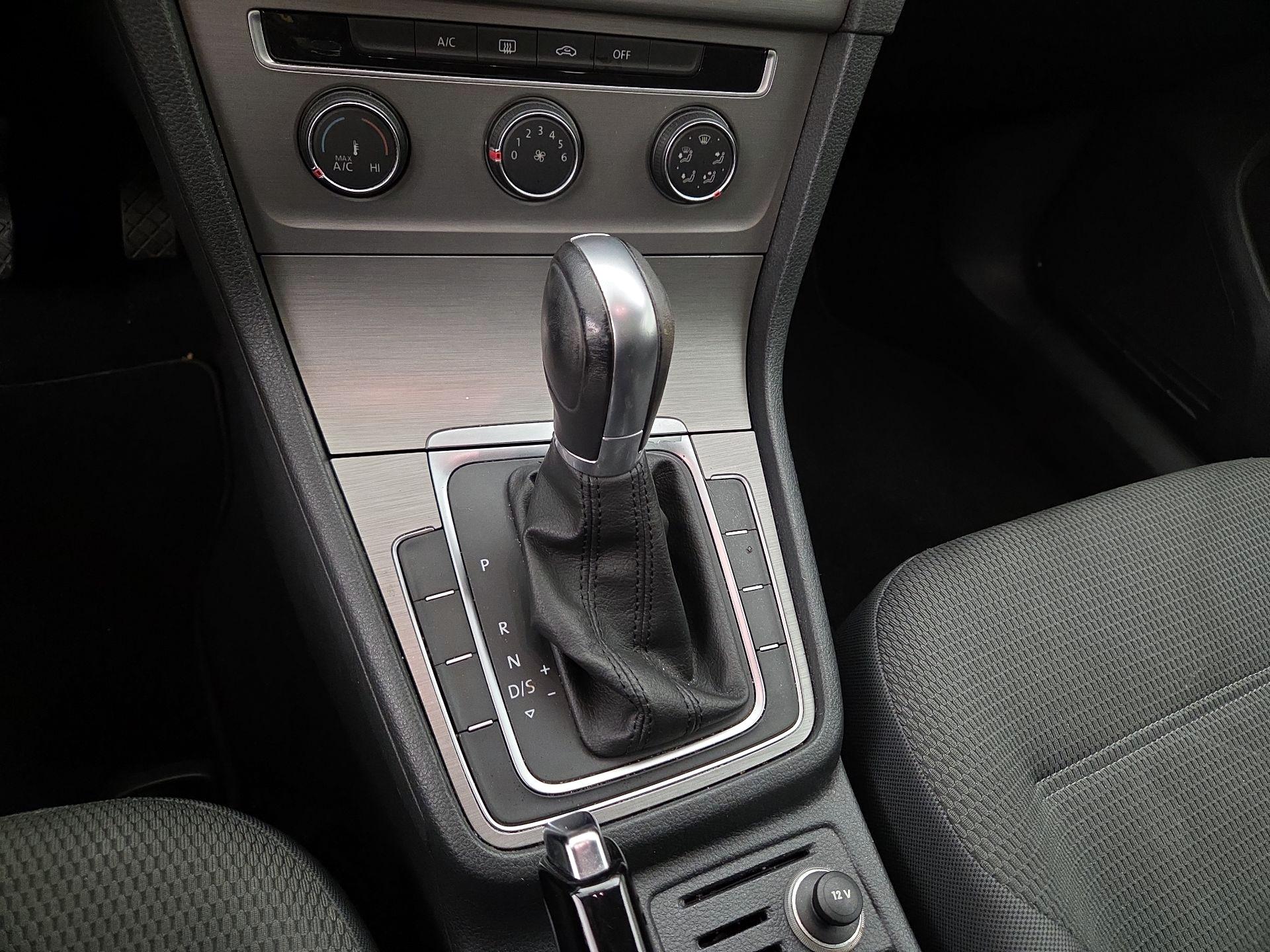 Thumbnail: 2016 Volkswagen Golf - 17