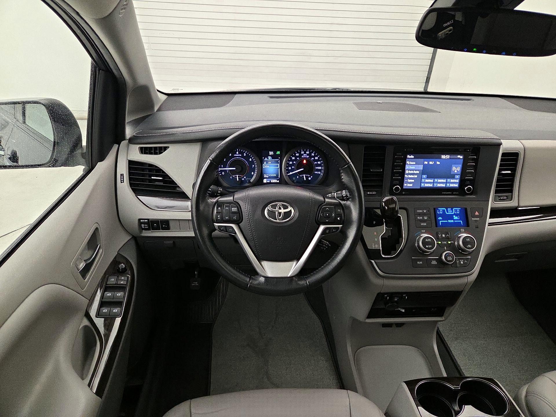 Thumbnail: 2020 Toyota Sienna - 10