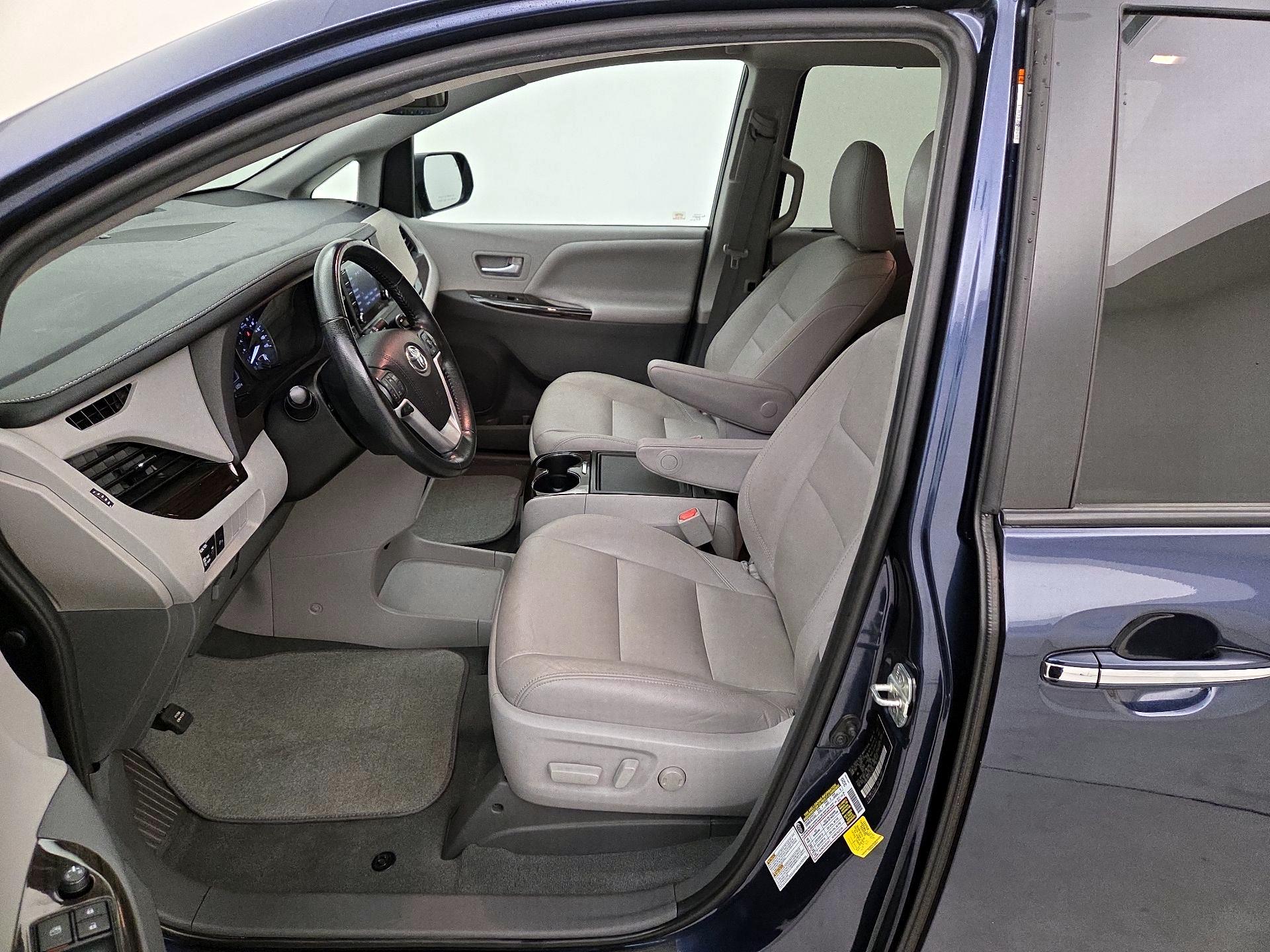 Thumbnail: 2020 Toyota Sienna - 11