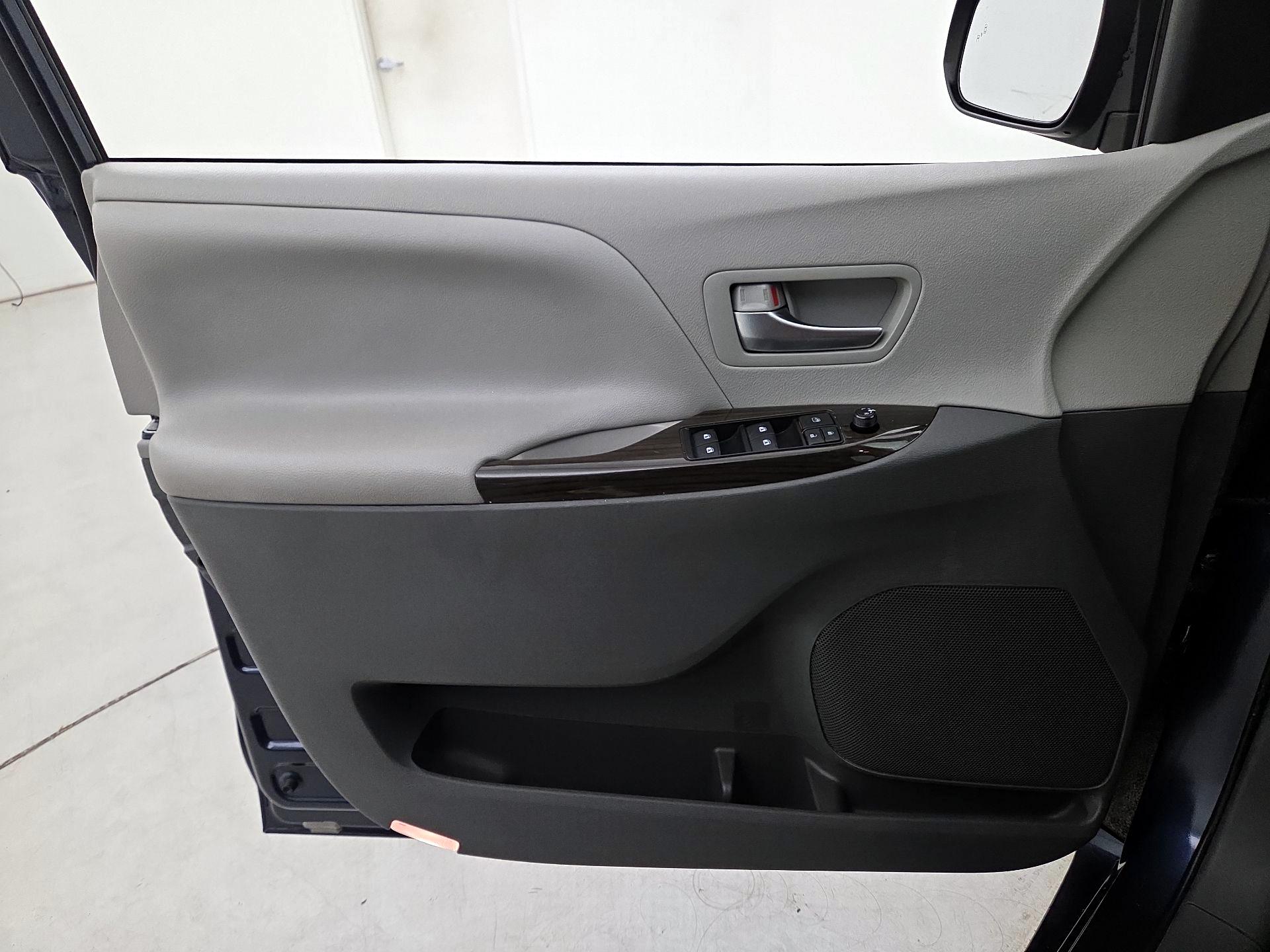 Thumbnail: 2020 Toyota Sienna - 12