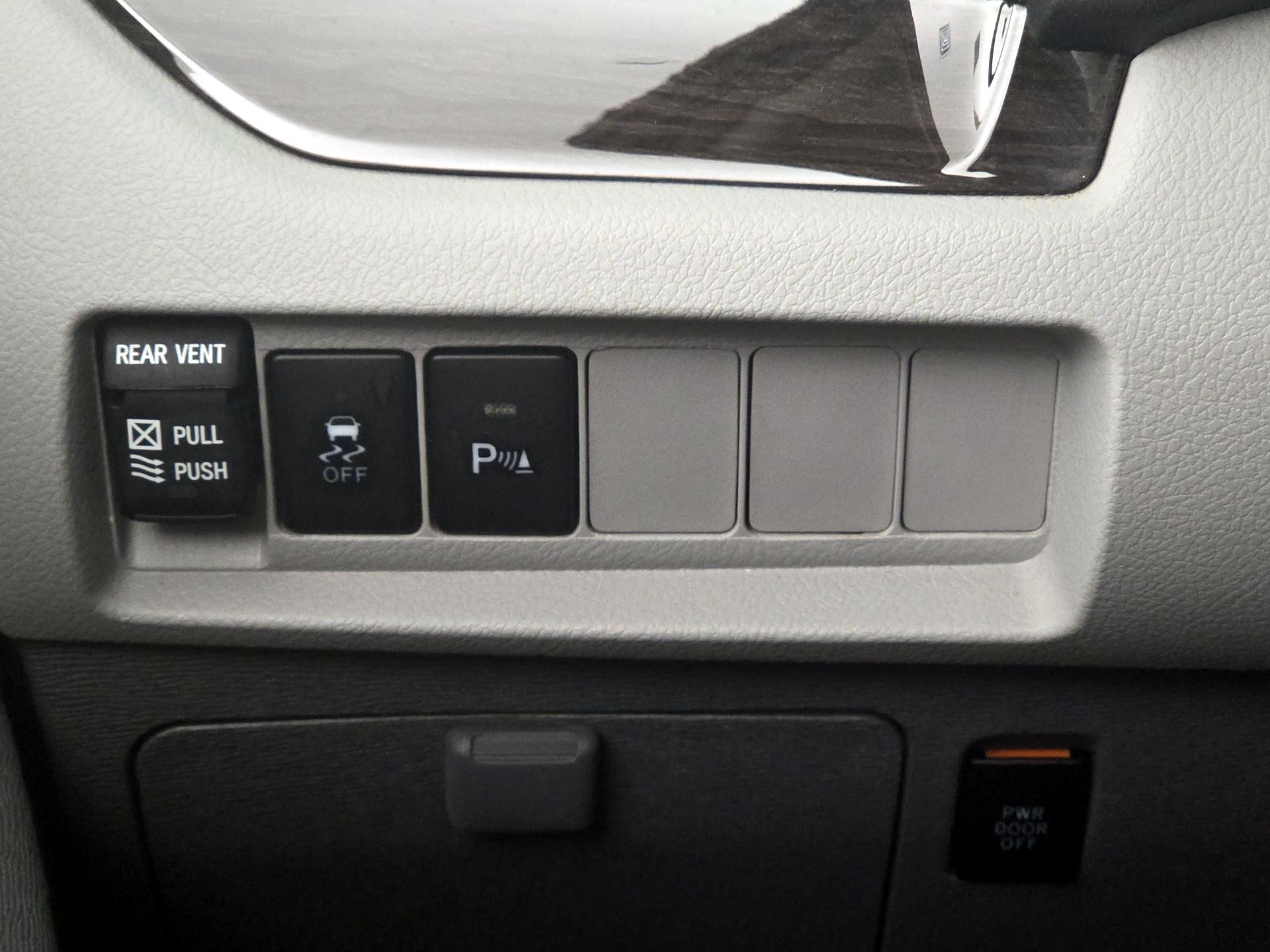 Thumbnail: 2020 Toyota Sienna - 13