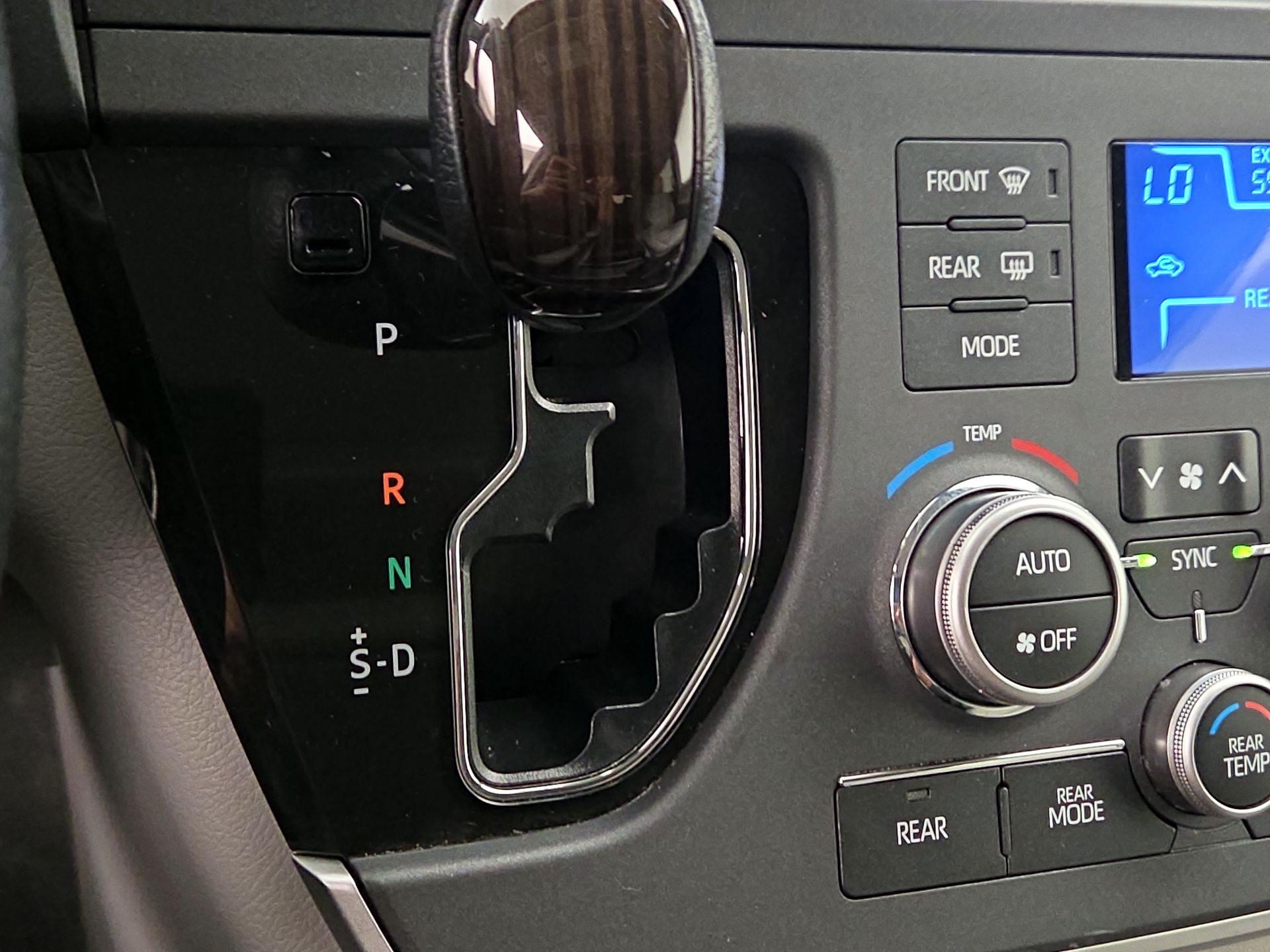 Thumbnail: 2020 Toyota Sienna - 17