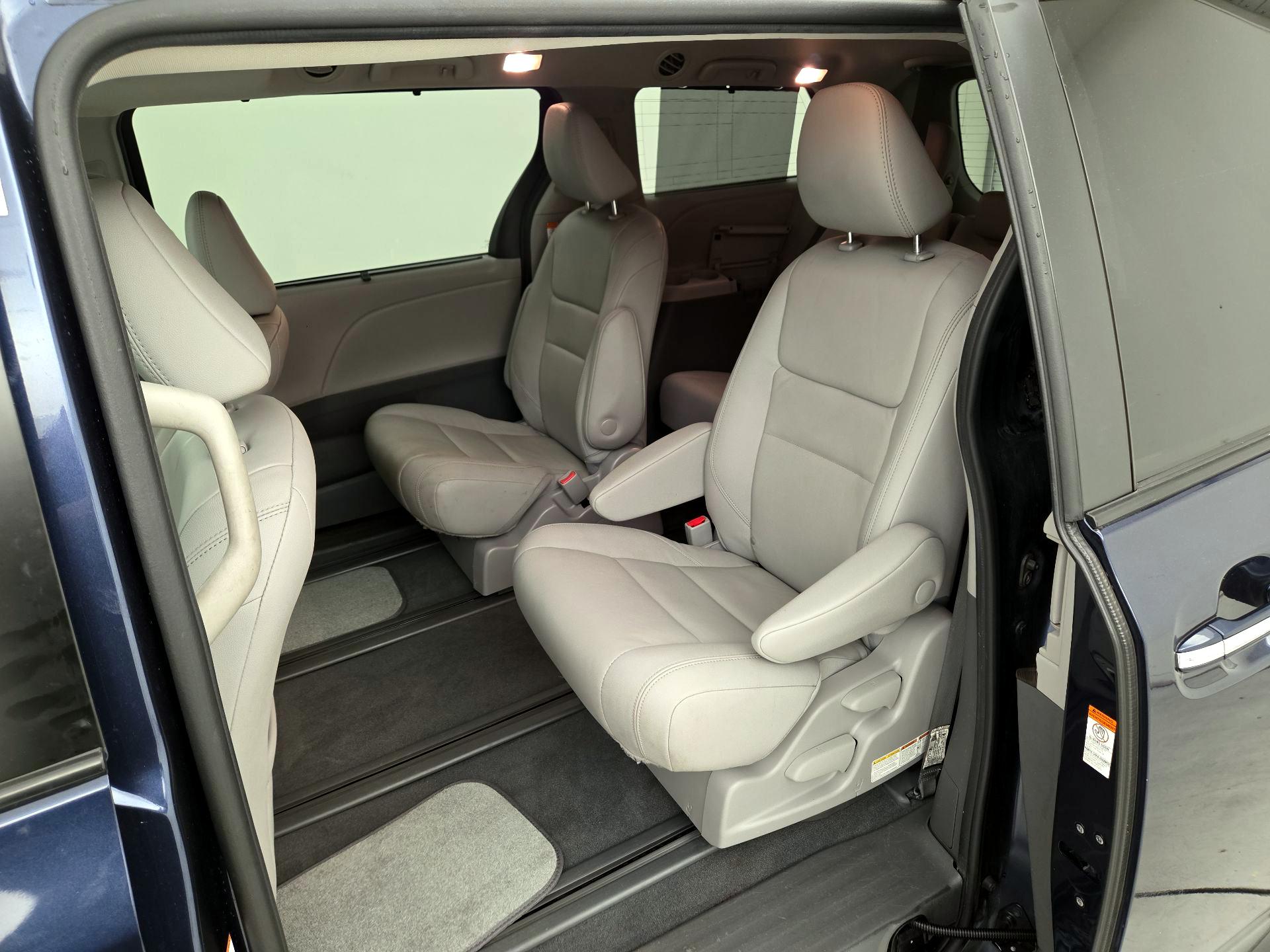 Thumbnail: 2020 Toyota Sienna - 20