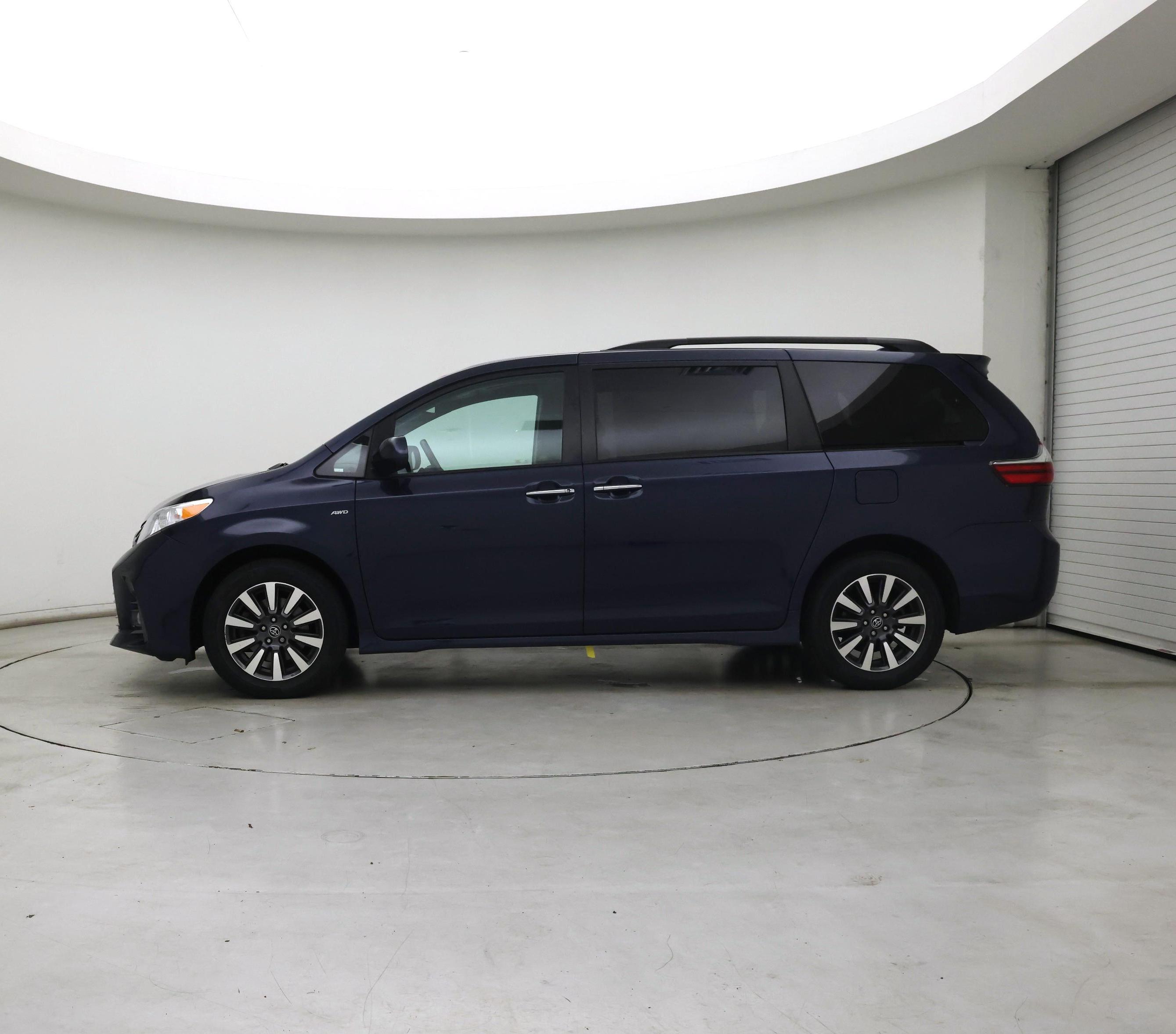 Thumbnail: 2020 Toyota Sienna - 3