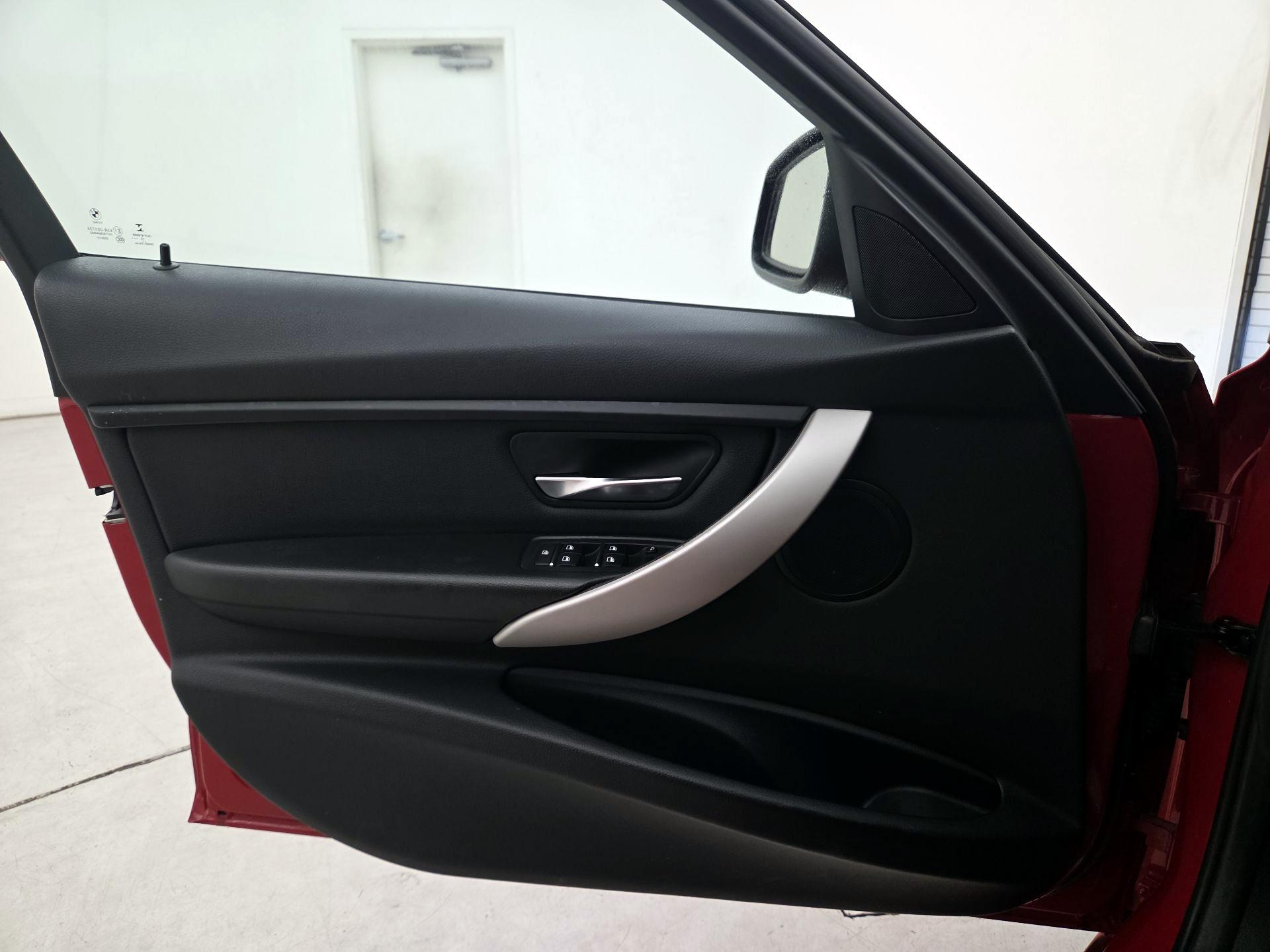 Thumbnail: 2016 BMW 3 Series - 12
