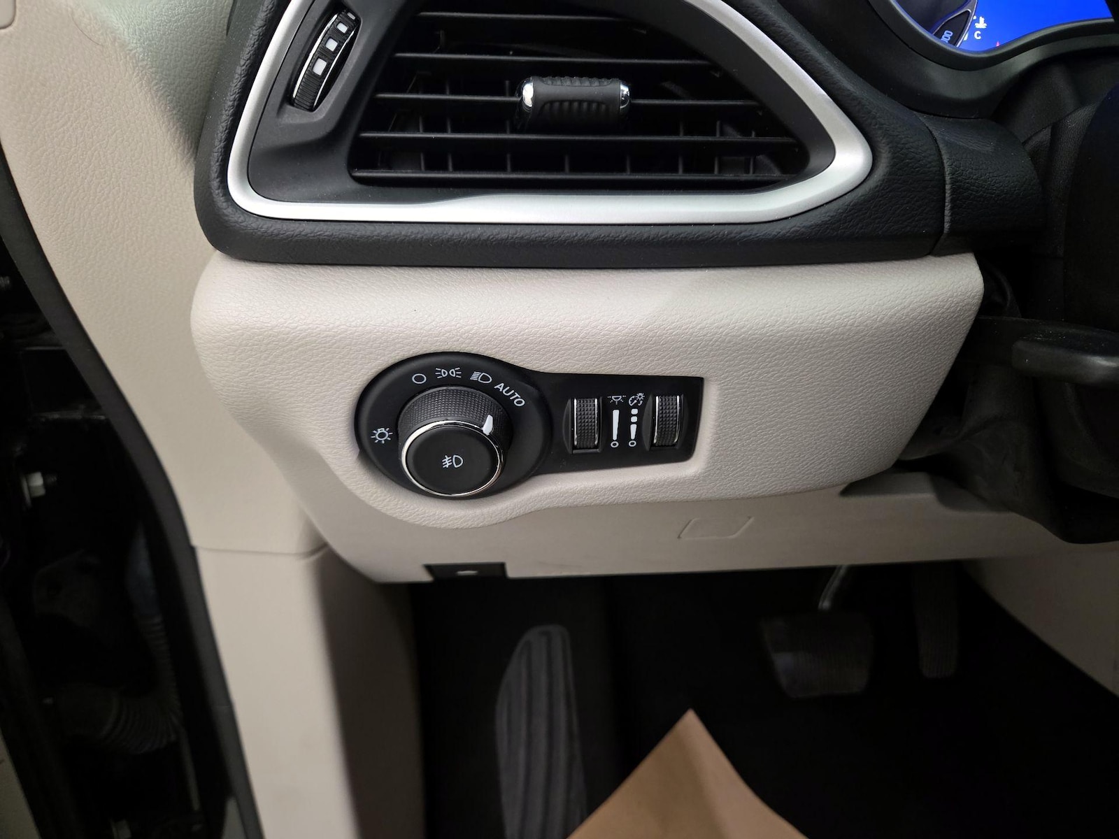2023 Chrysler Pacifica Touring L - Photo 14