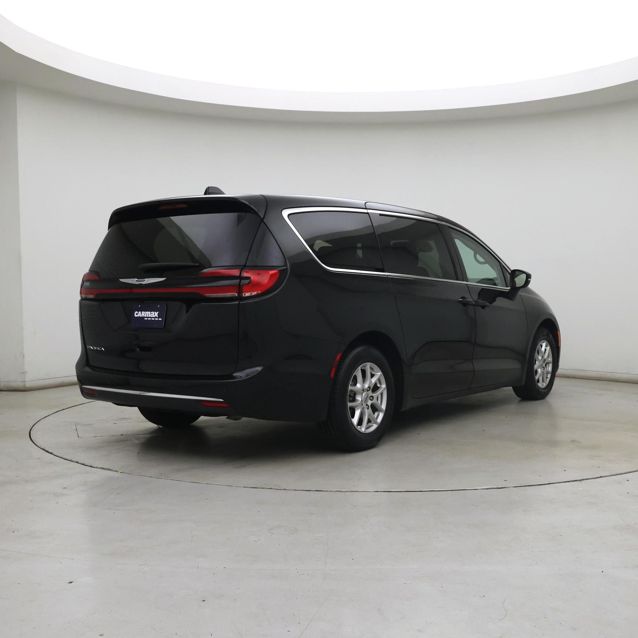 Thumbnail: 2023 Chrysler Pacifica - 8
