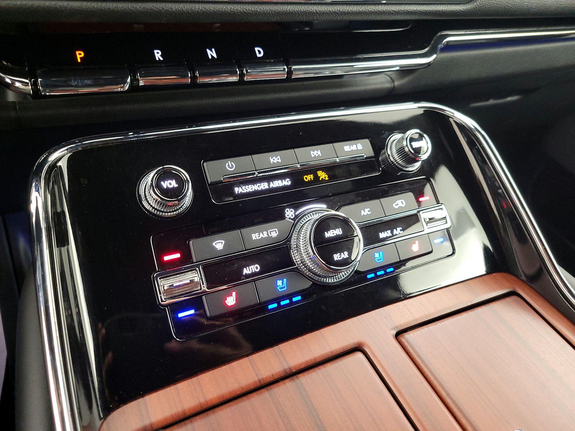 Thumbnail: 2023 Lincoln Navigator L - 17