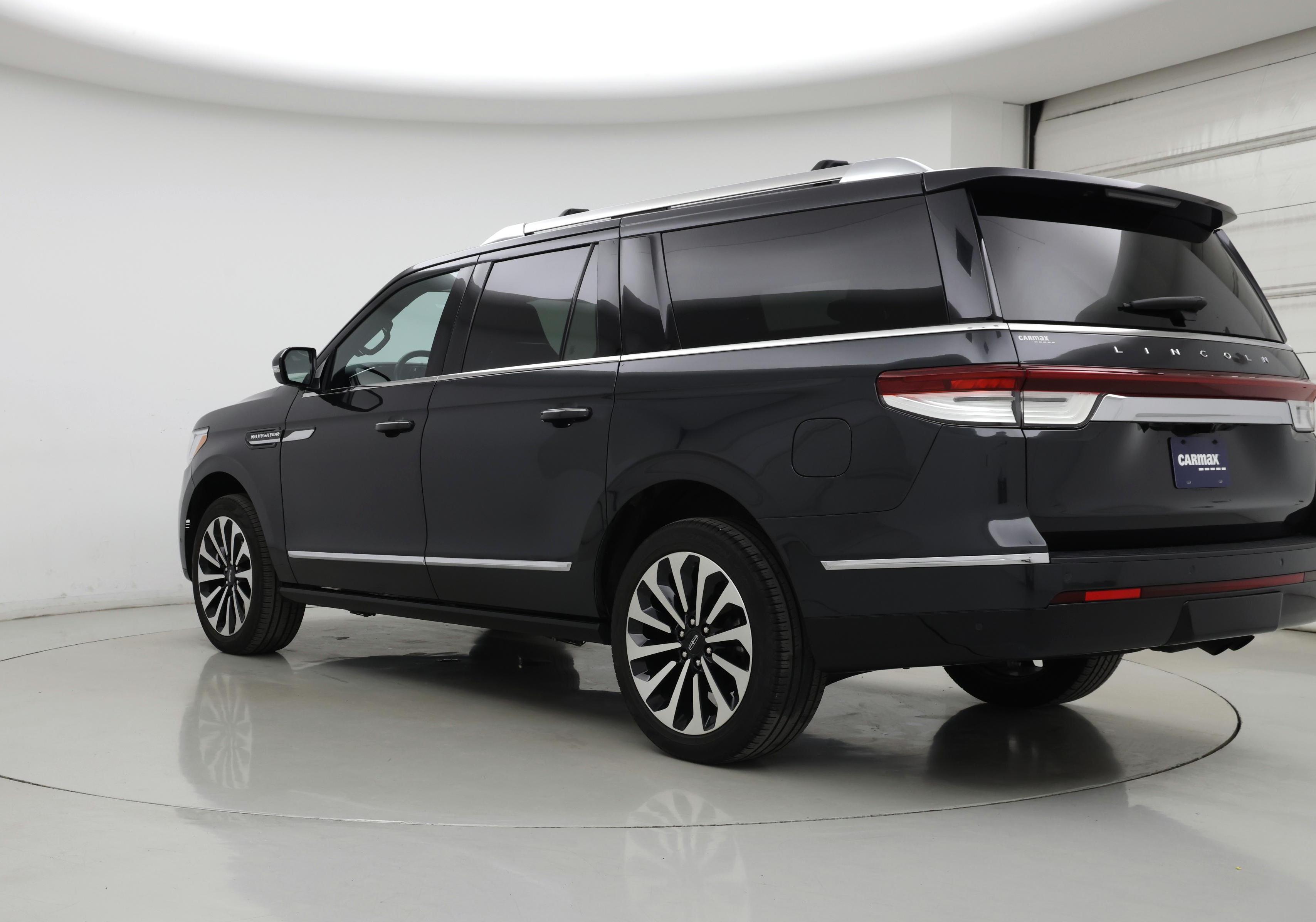 Thumbnail: 2023 Lincoln Navigator L - 2