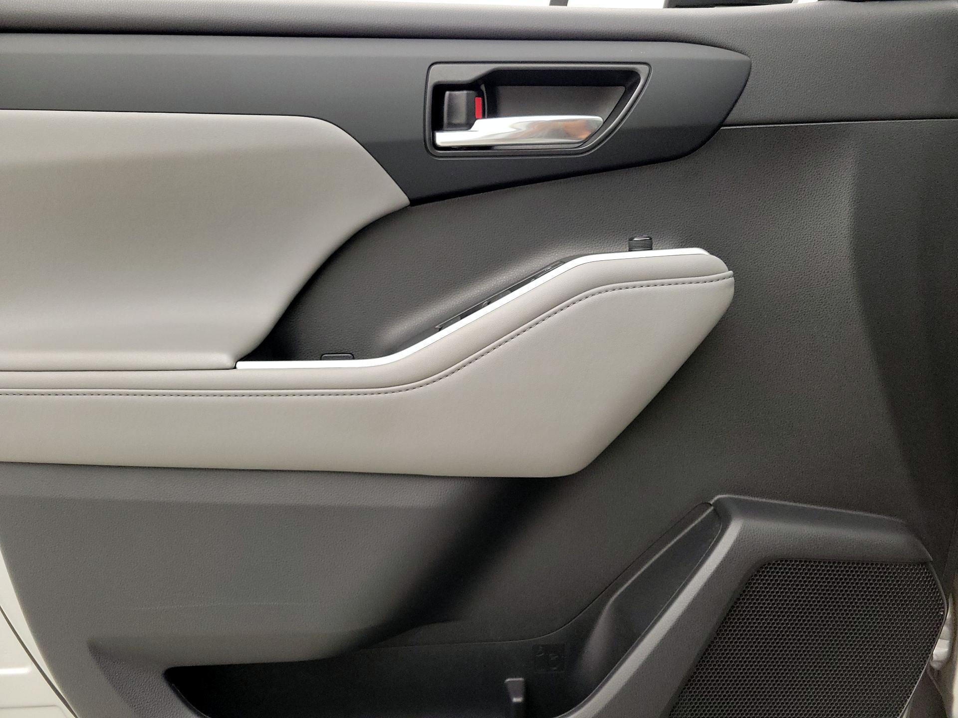 Thumbnail: 2021 Toyota Highlander - 12