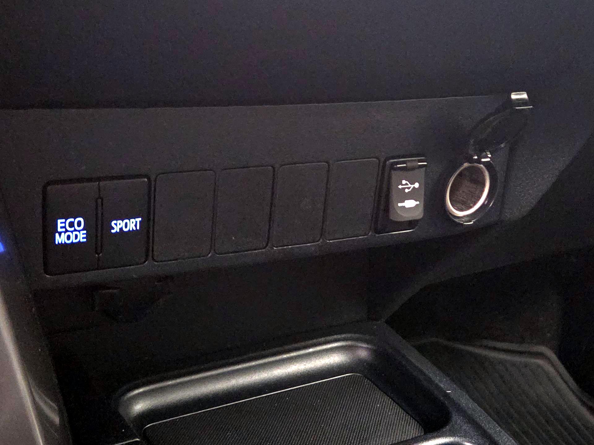 Thumbnail: 2018 Toyota RAV4 - 18