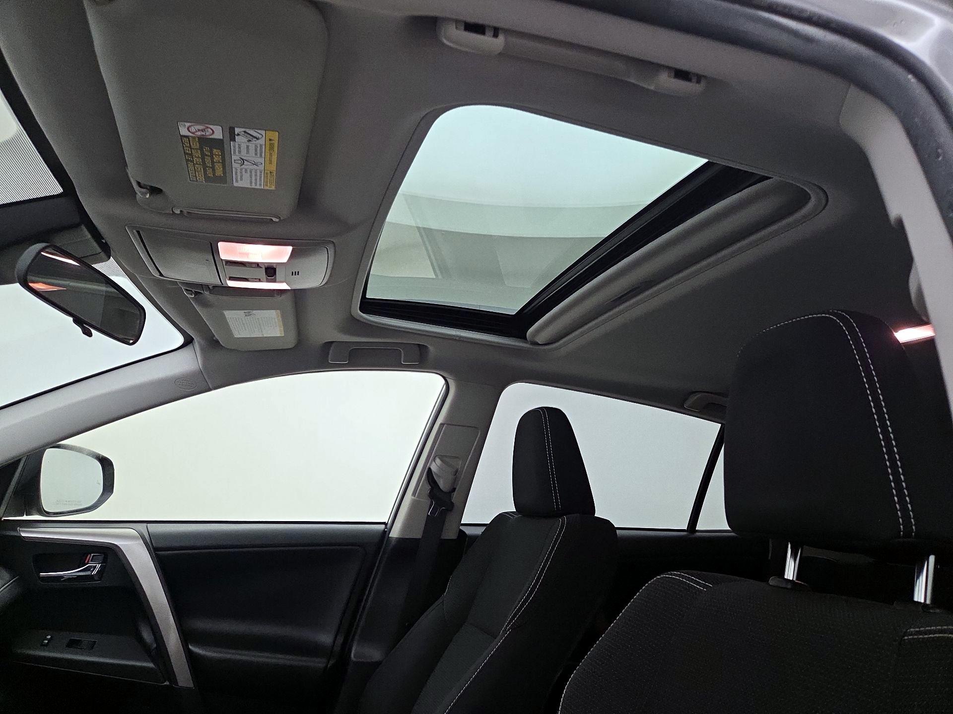 Thumbnail: 2018 Toyota RAV4 - 19