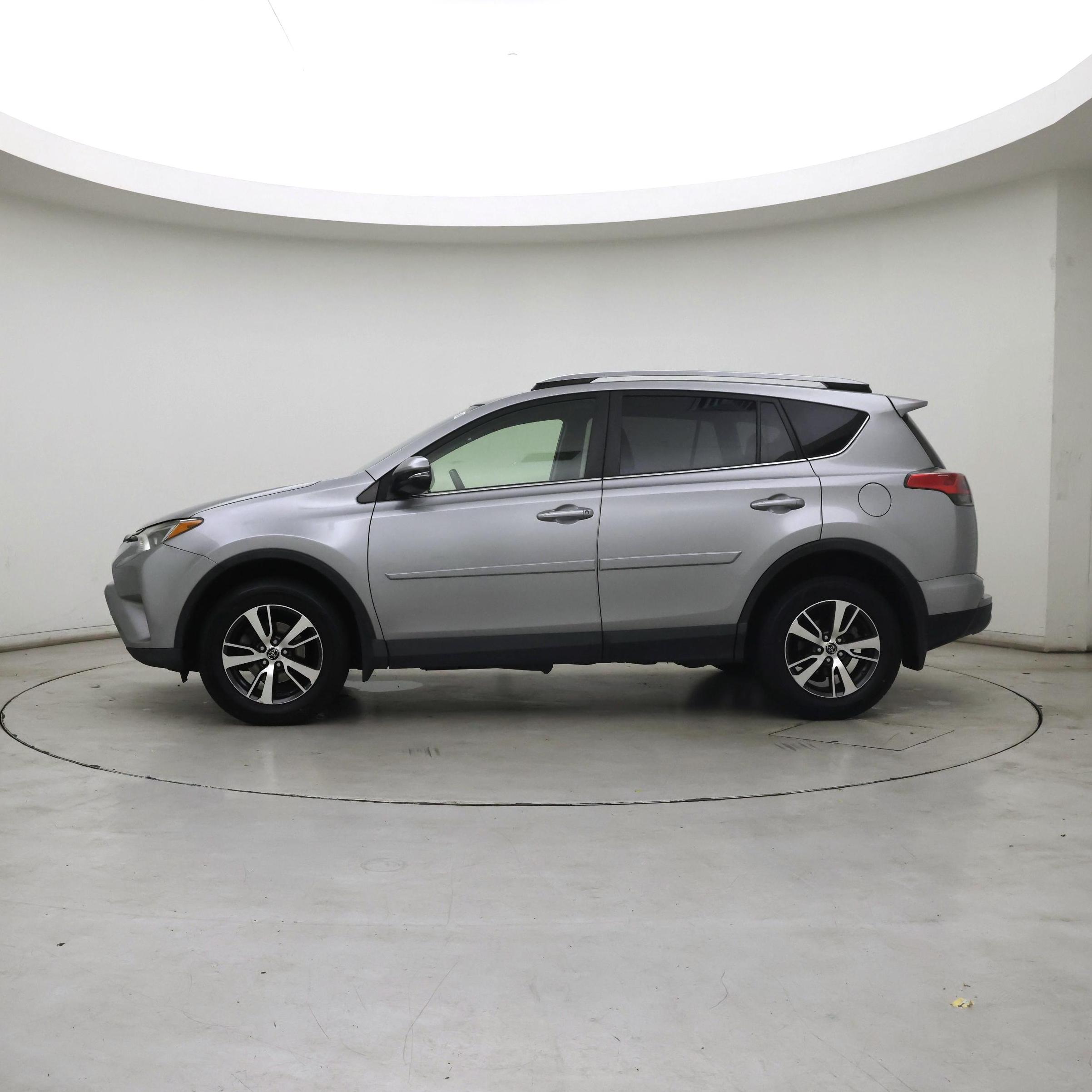 Thumbnail: 2018 Toyota RAV4 - 3