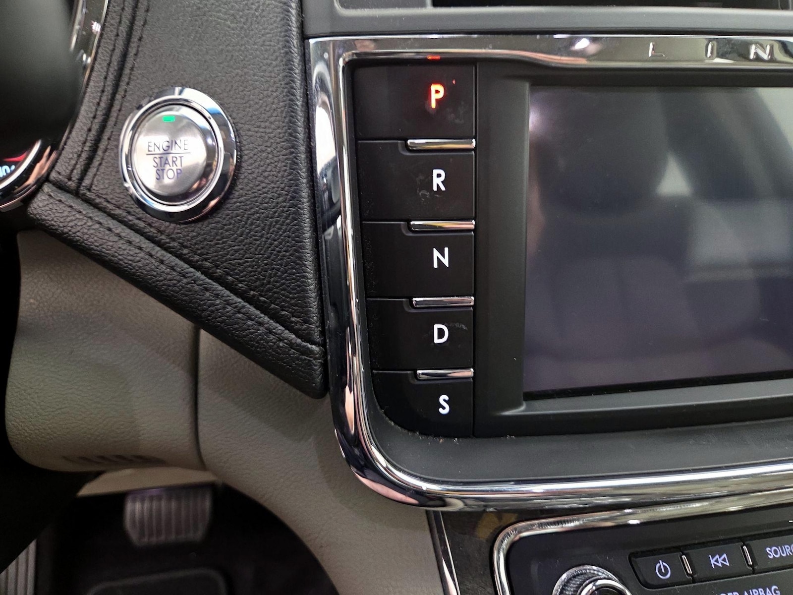 2018 Lincoln Continental Reserve - Photo 18