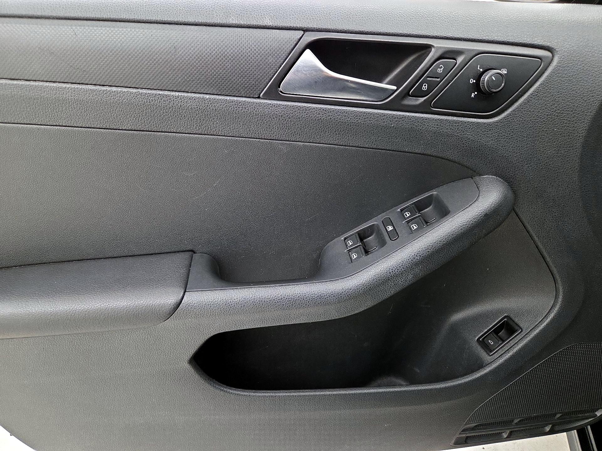 Thumbnail: 2016 Volkswagen Jetta - 12