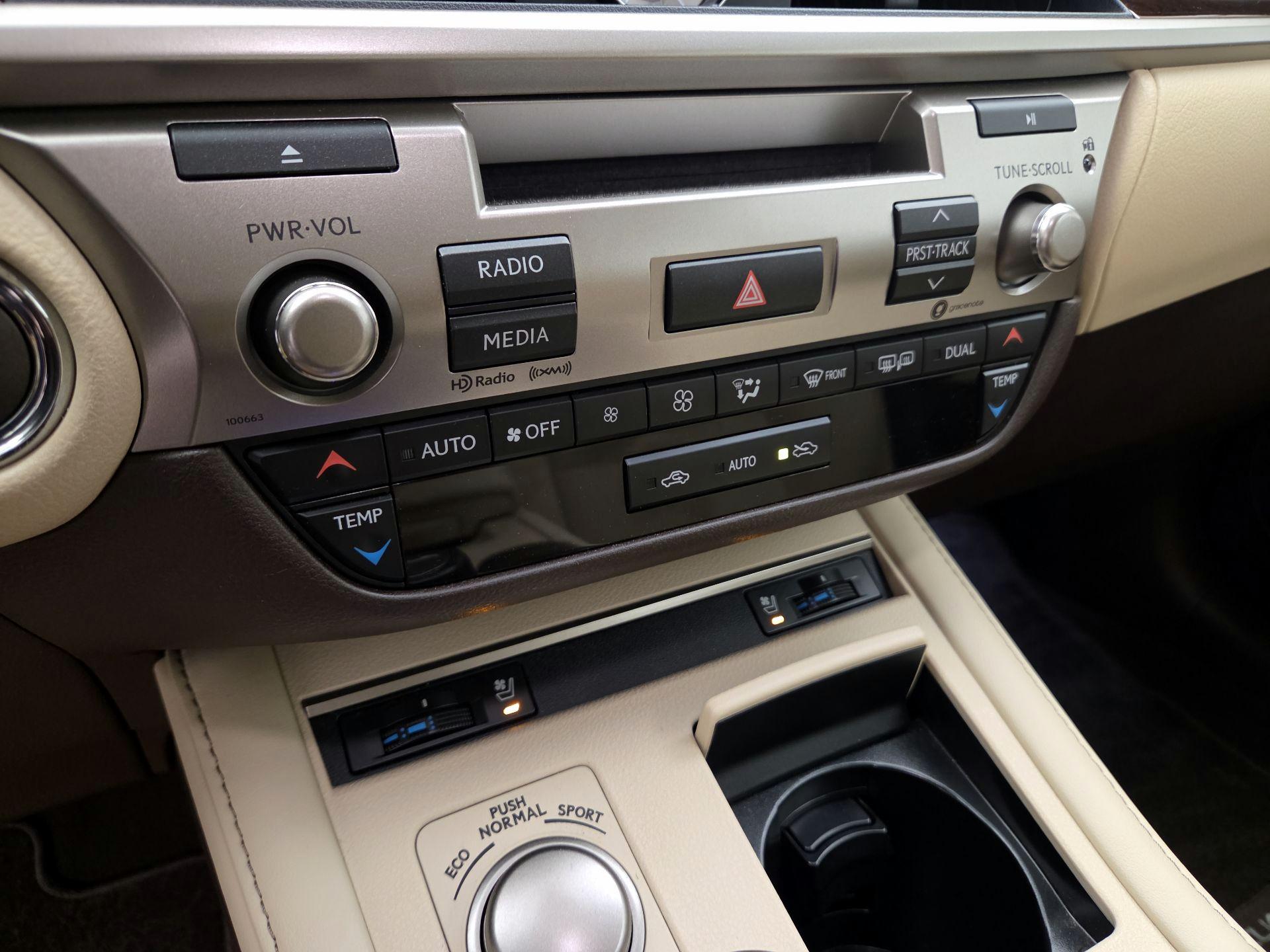 Thumbnail: 2018 Lexus ES - 16