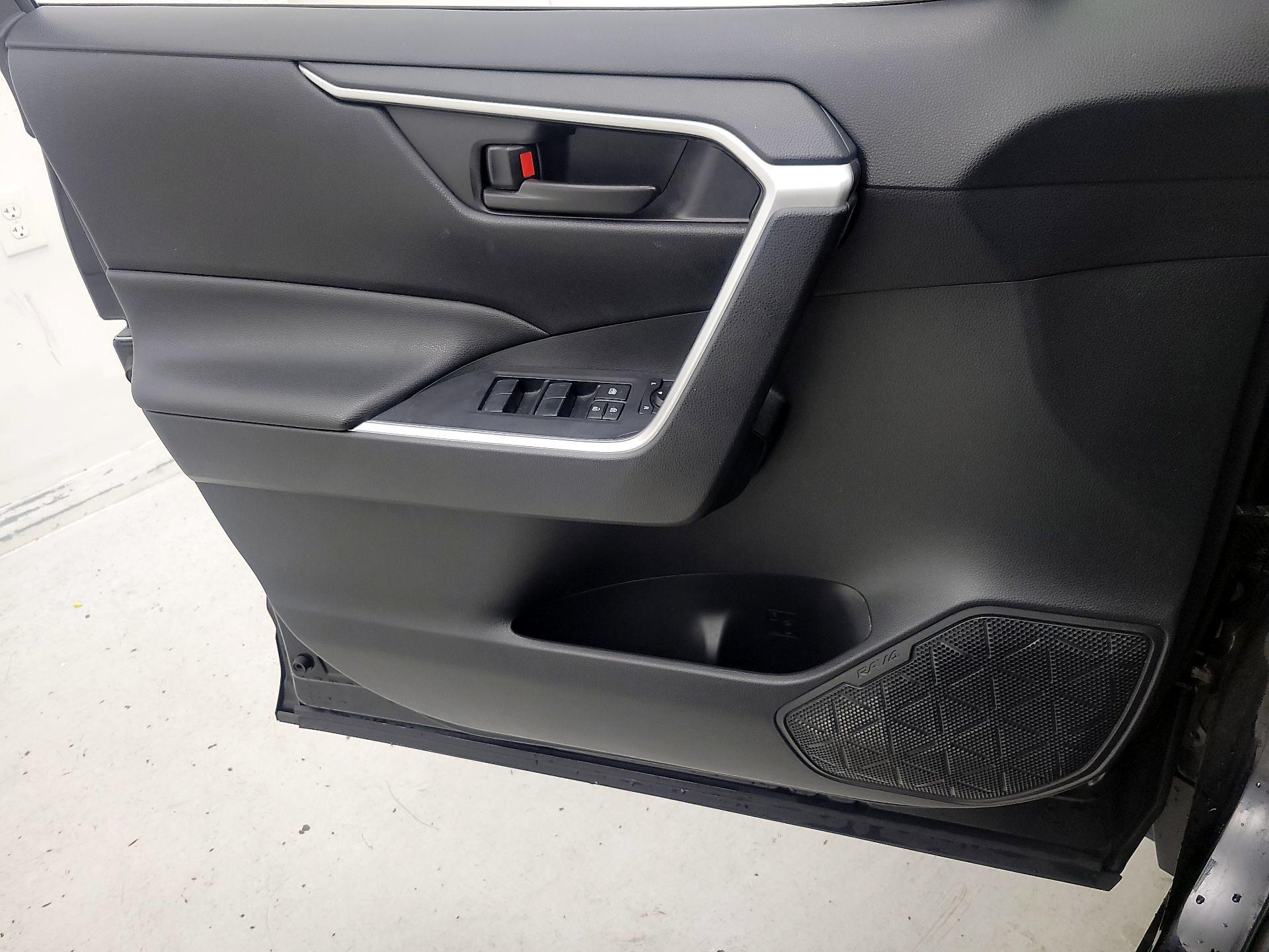 Thumbnail: 2019 Toyota RAV4 - 12