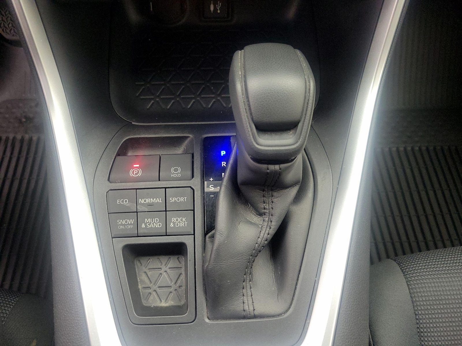 2019 Toyota RAV4 LE - Photo 18