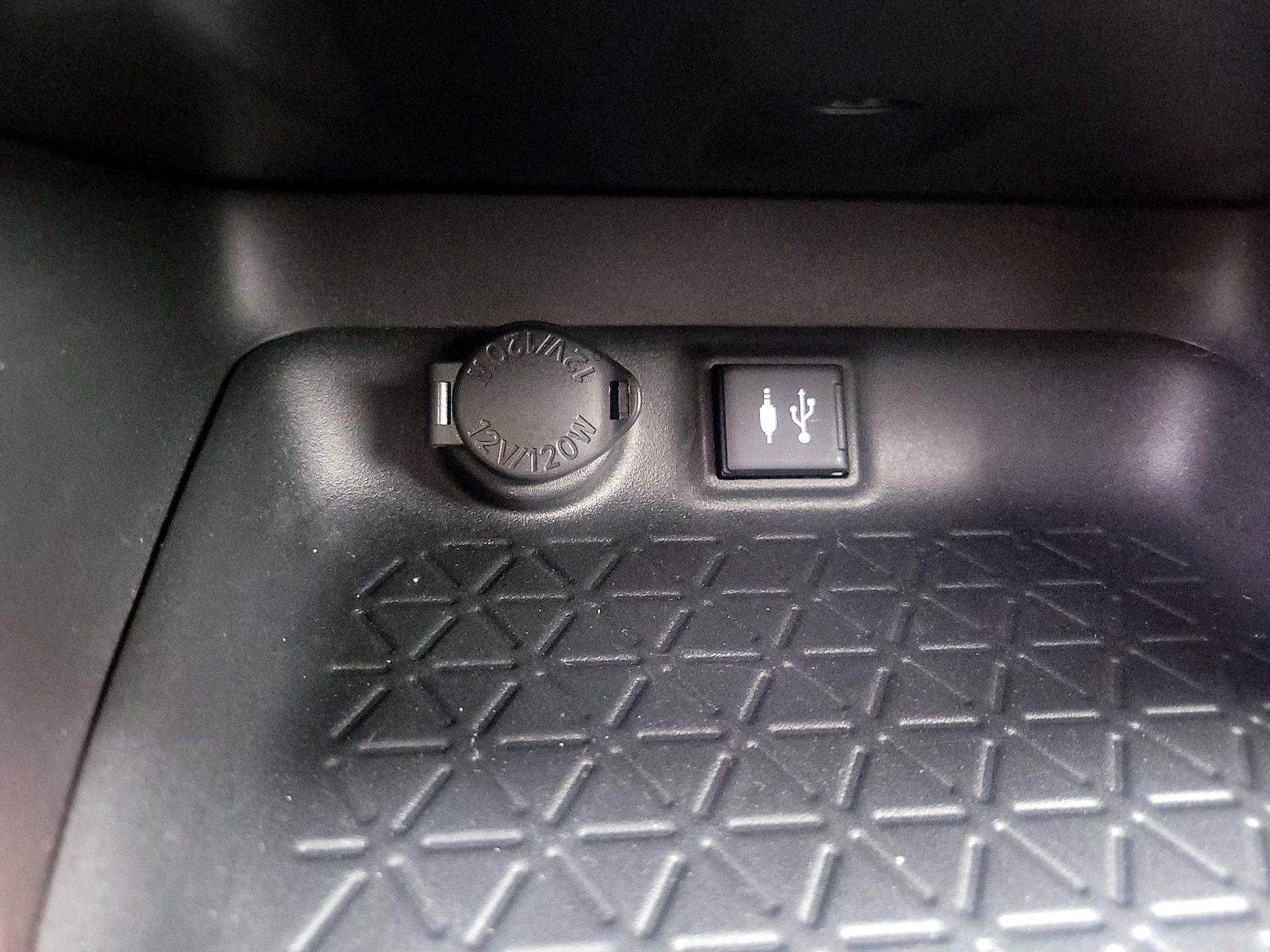 2019 Toyota RAV4 LE - Photo 19