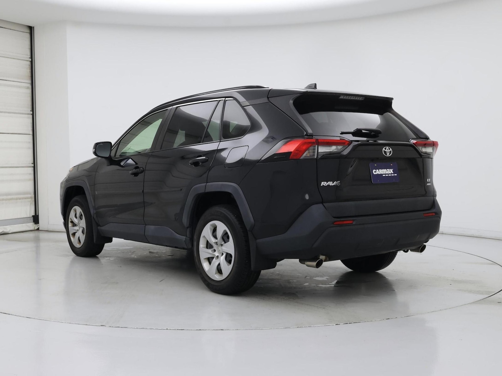2019 Toyota RAV4 LE - Photo 3