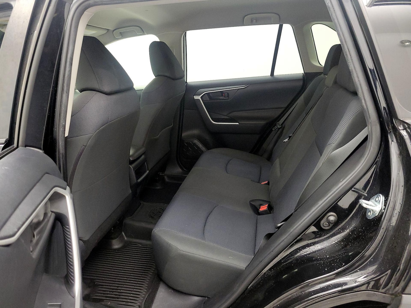 2019 Toyota RAV4 LE - Photo 20
