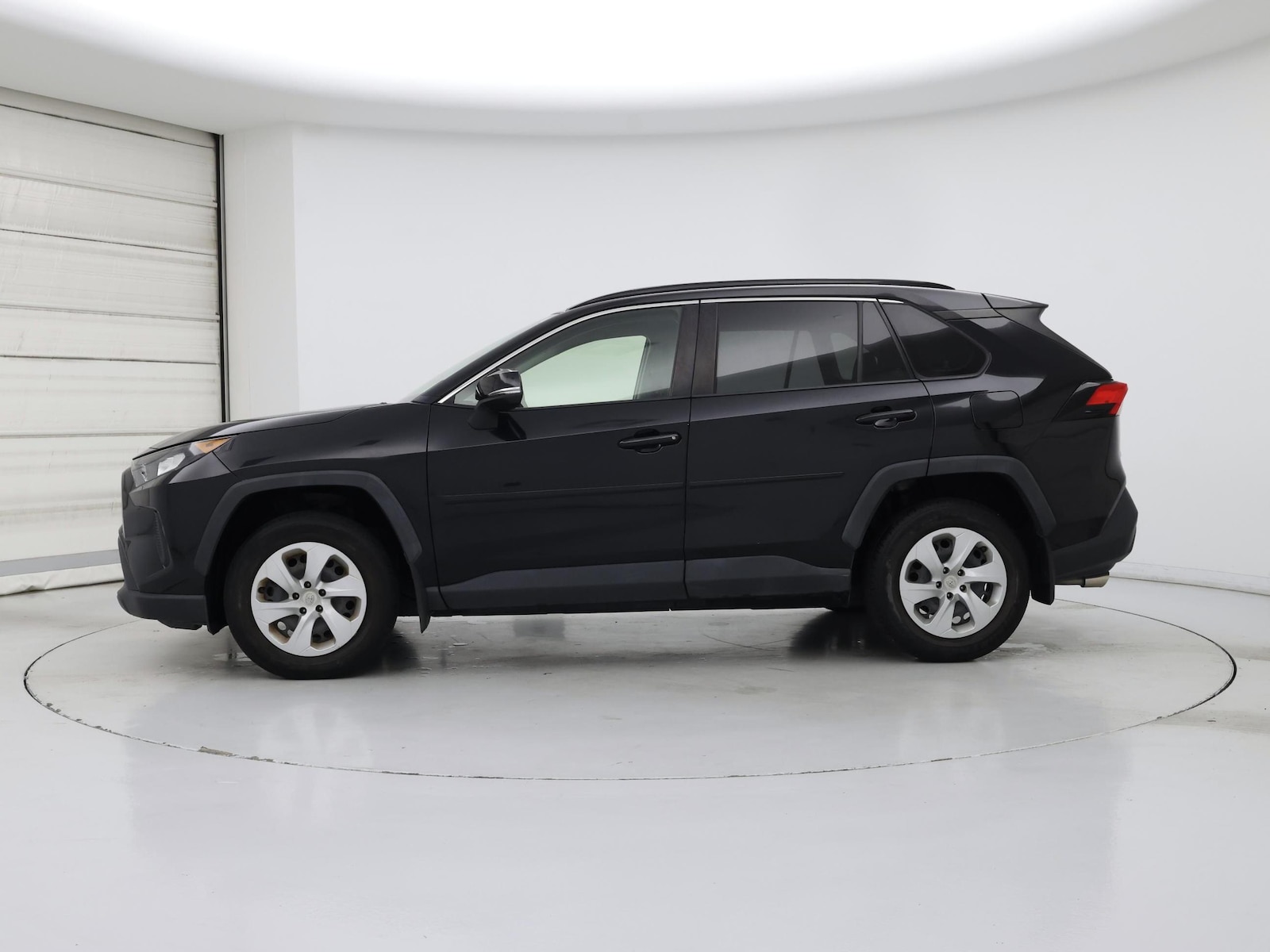 2019 Toyota RAV4 LE - Photo 4