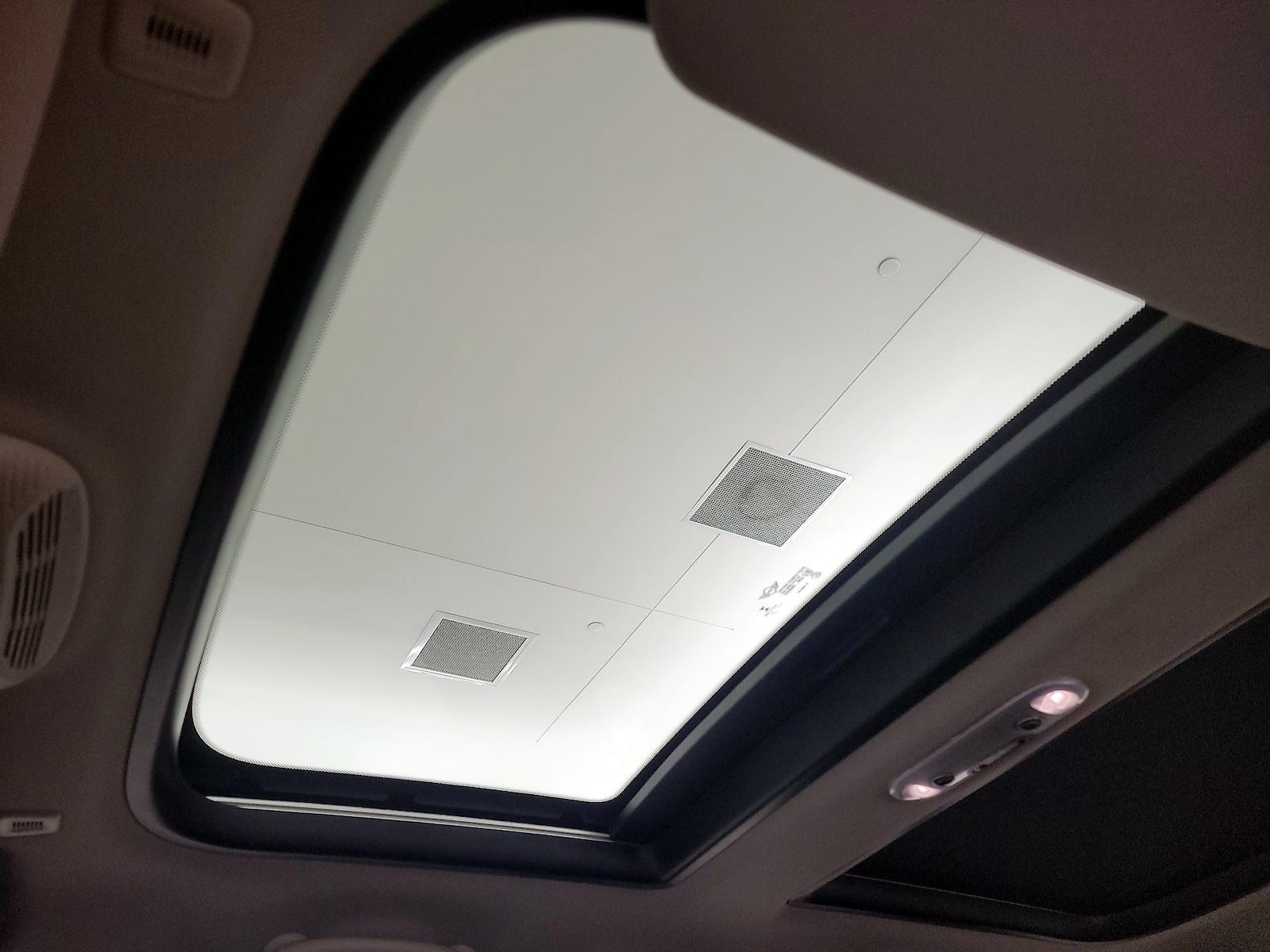 Panoramic Sunroof & Skylight(s)
