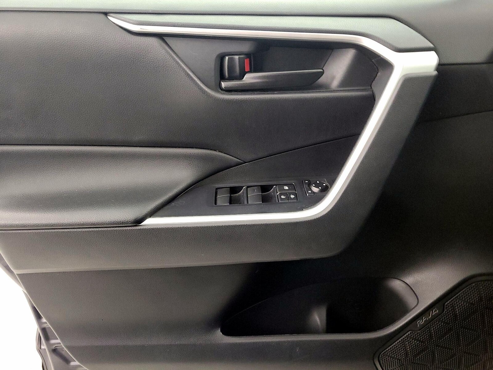 2020 Toyota RAV4 LE - Photo 13