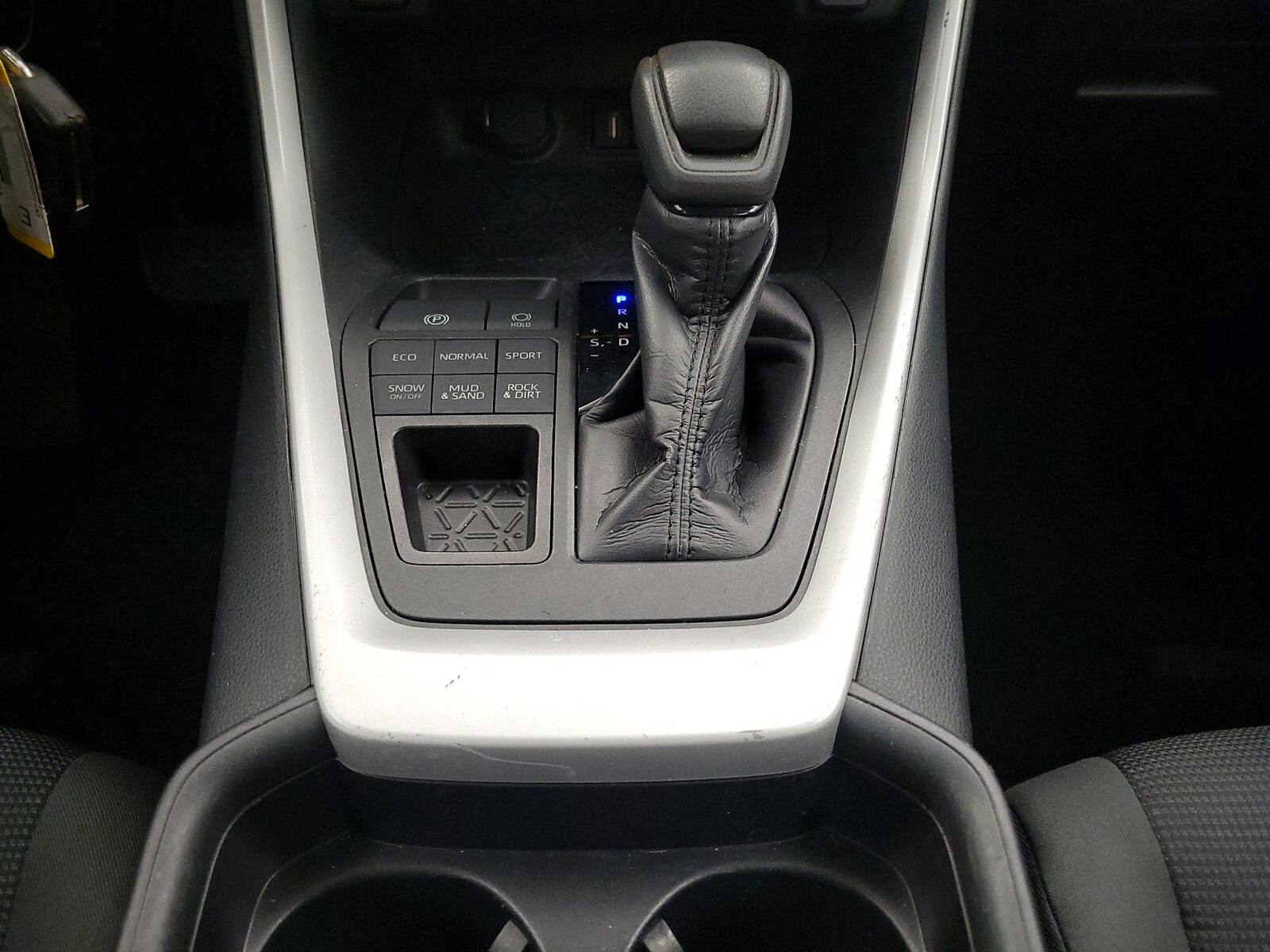2020 Toyota RAV4 LE - Photo 18