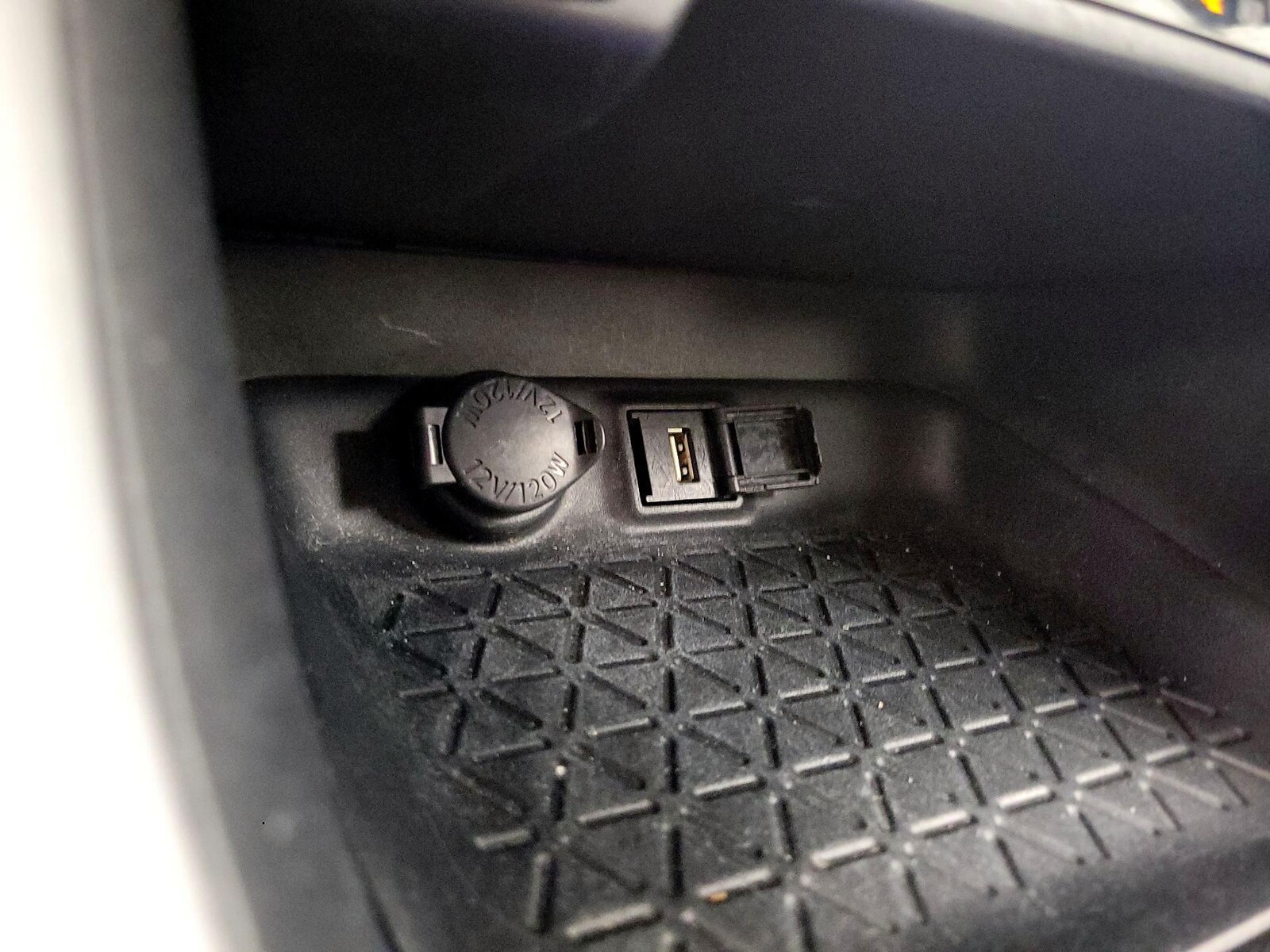 2020 Toyota RAV4 LE - Photo 19