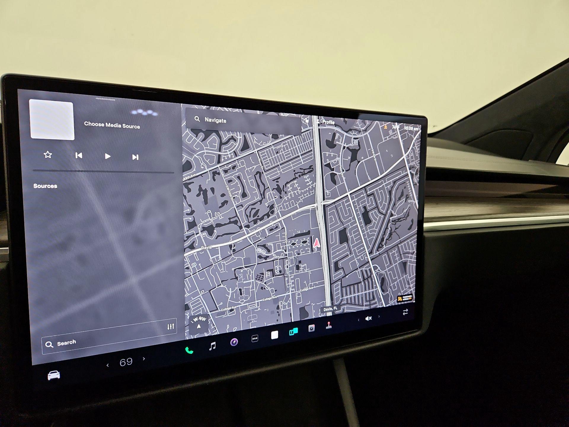 Thumbnail: 2022 Tesla Model X - 14