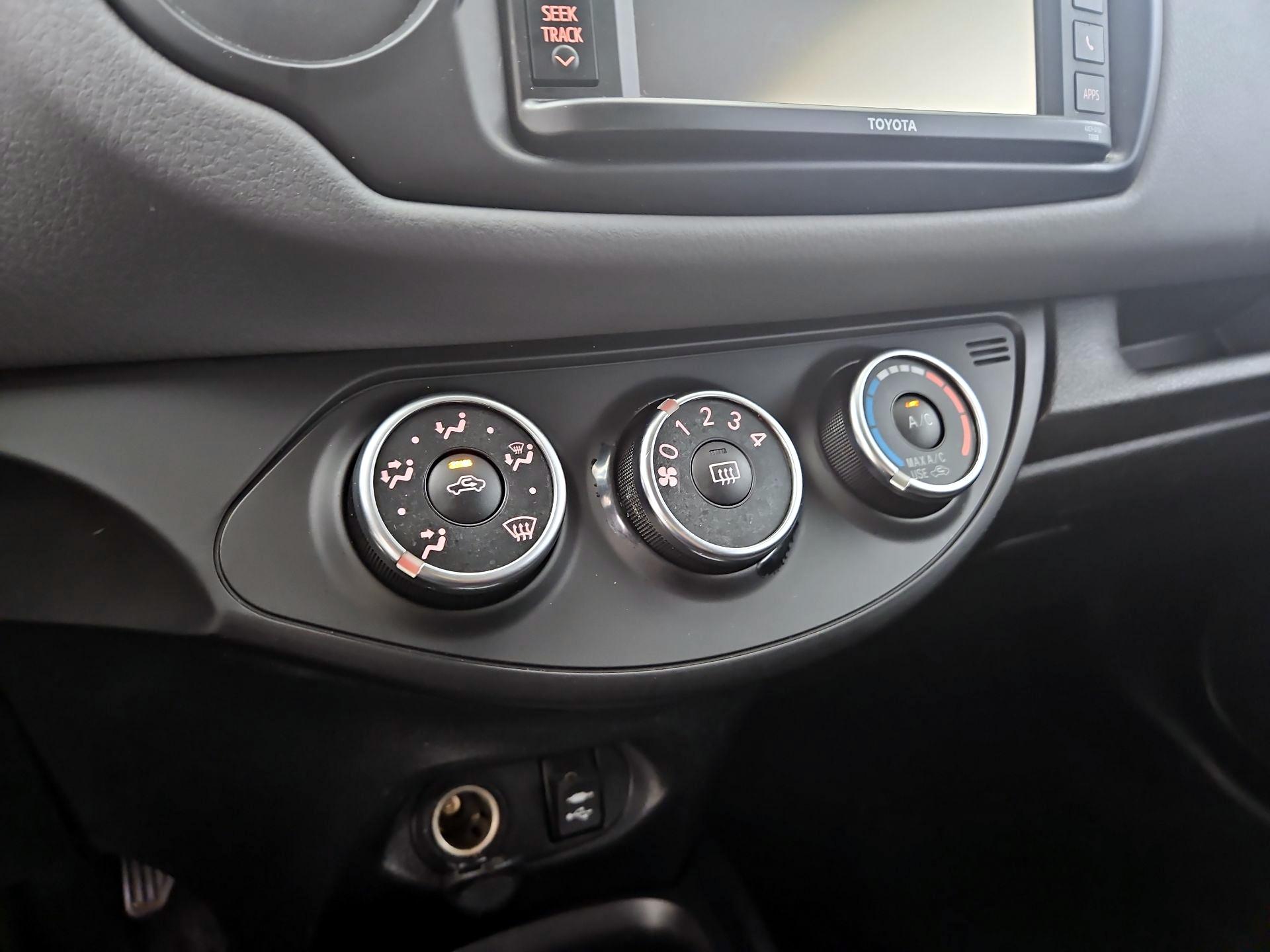 Thumbnail: 2016 Toyota Yaris - 15