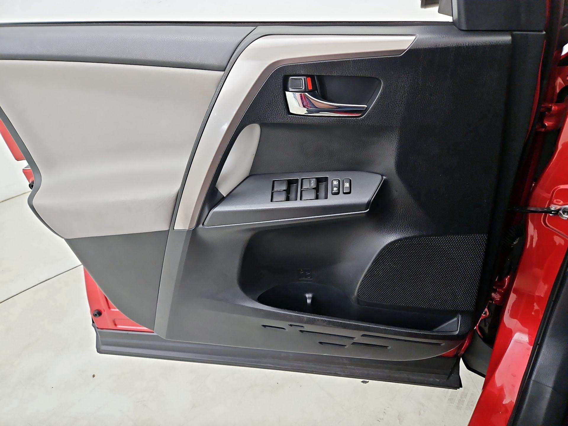 Thumbnail: 2017 Toyota RAV4 - 12