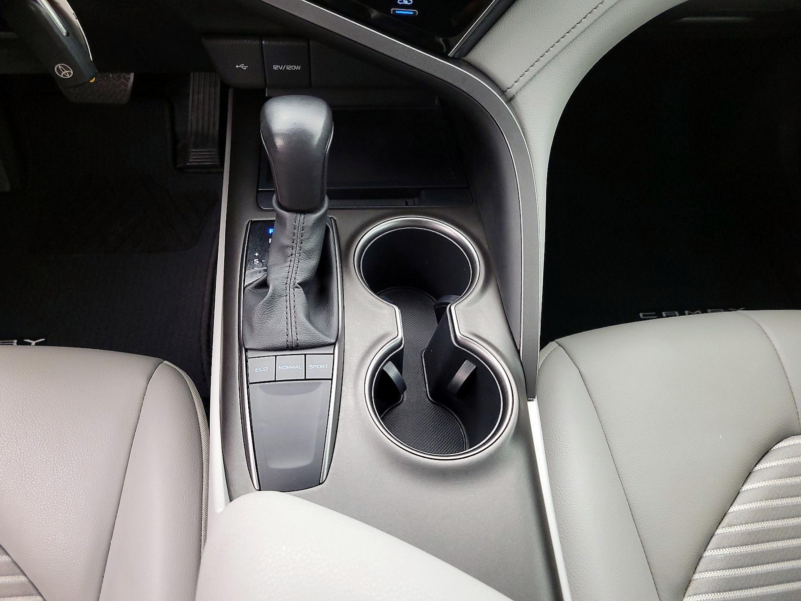 2022 Toyota Camry SE - Photo 18