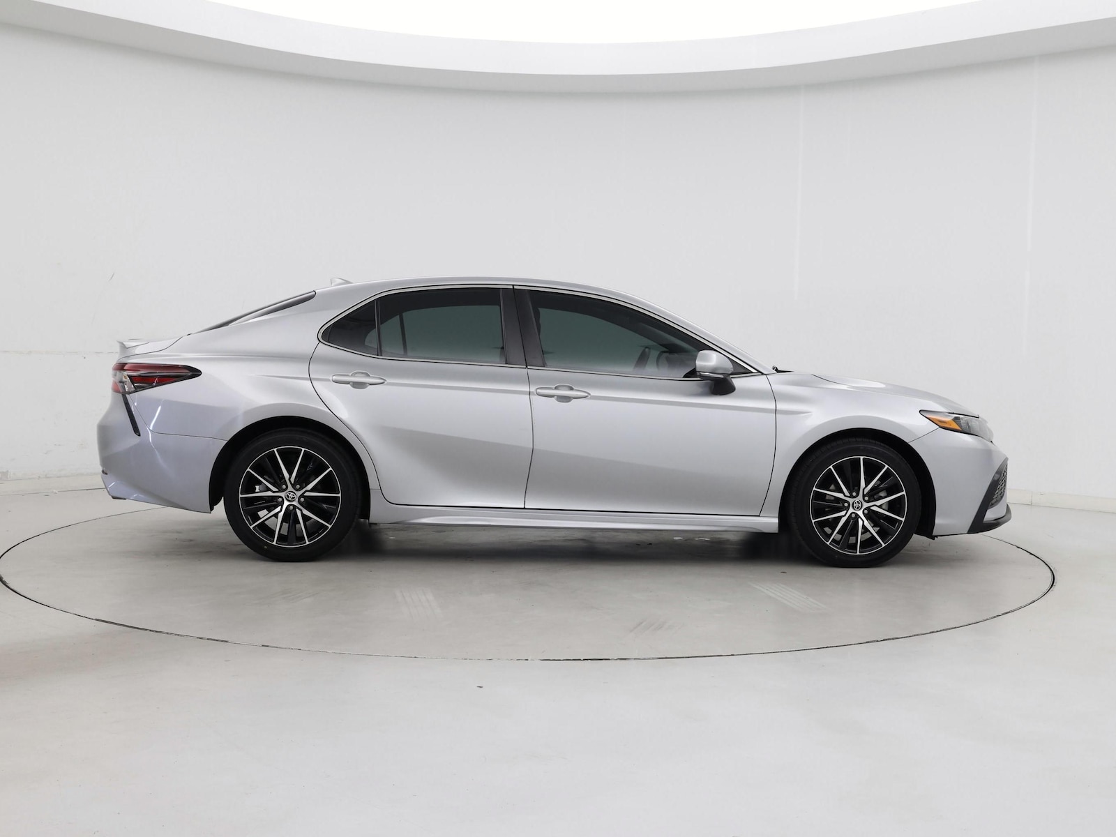 2022 Toyota Camry SE - Photo 8