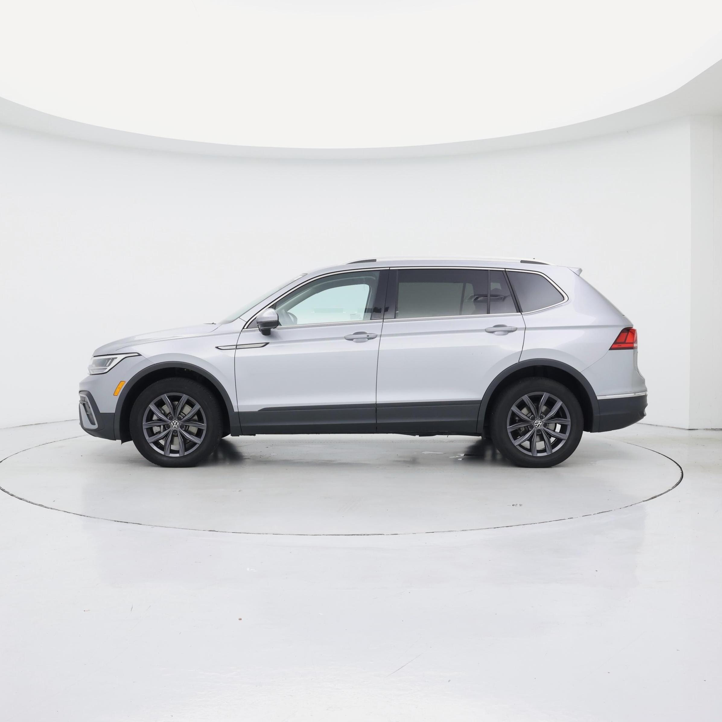 Thumbnail: 2023 Volkswagen Tiguan - 3