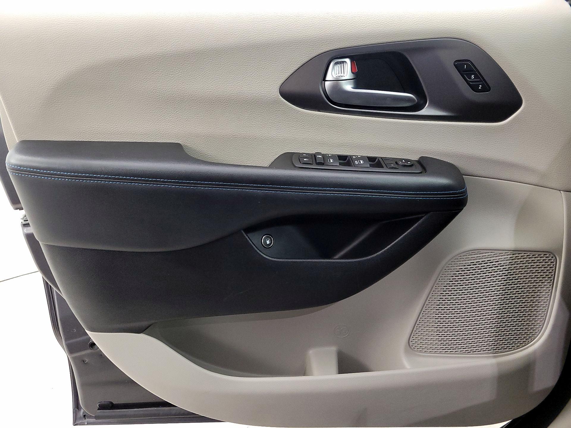 Thumbnail: 2021 Chrysler Pacifica - 12