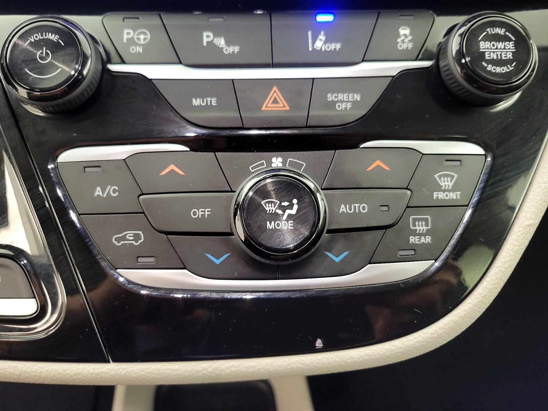 Thumbnail: 2021 Chrysler Pacifica - 17