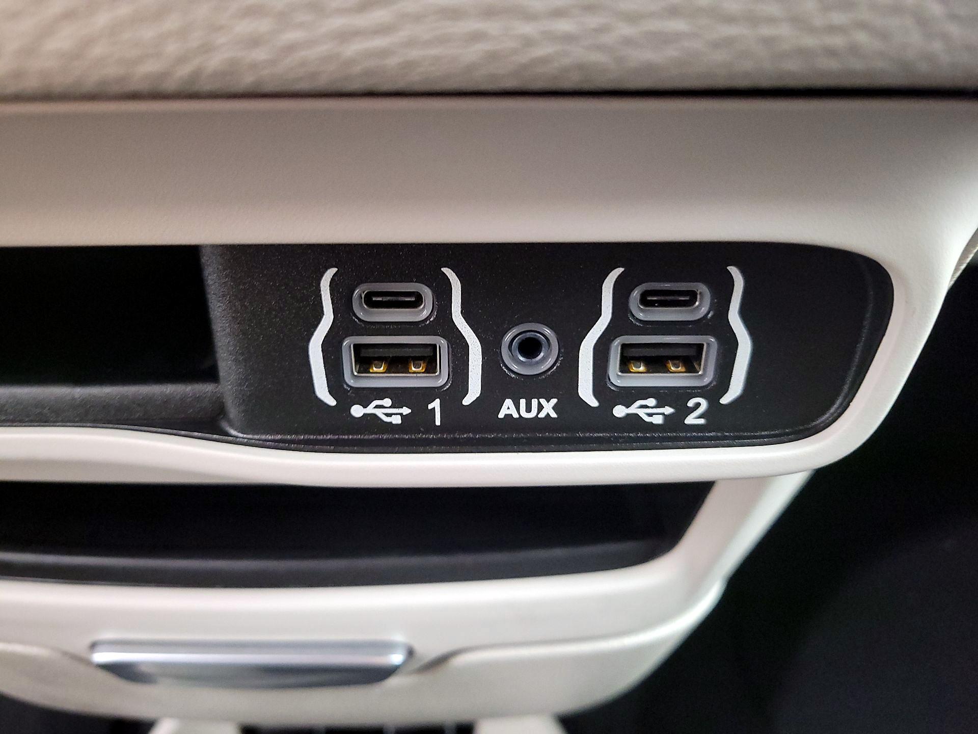 Thumbnail: 2021 Chrysler Pacifica - 19