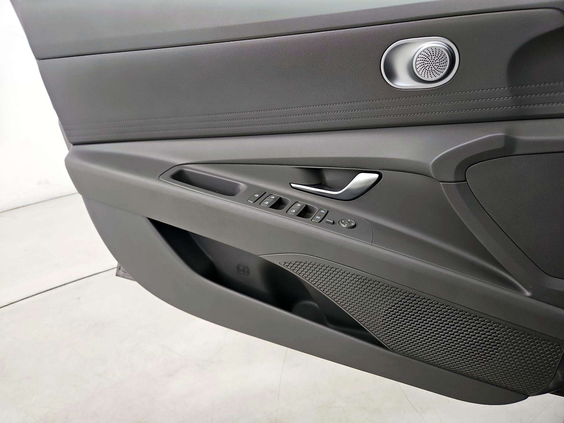 Thumbnail: 2022 Hyundai Elantra - 12