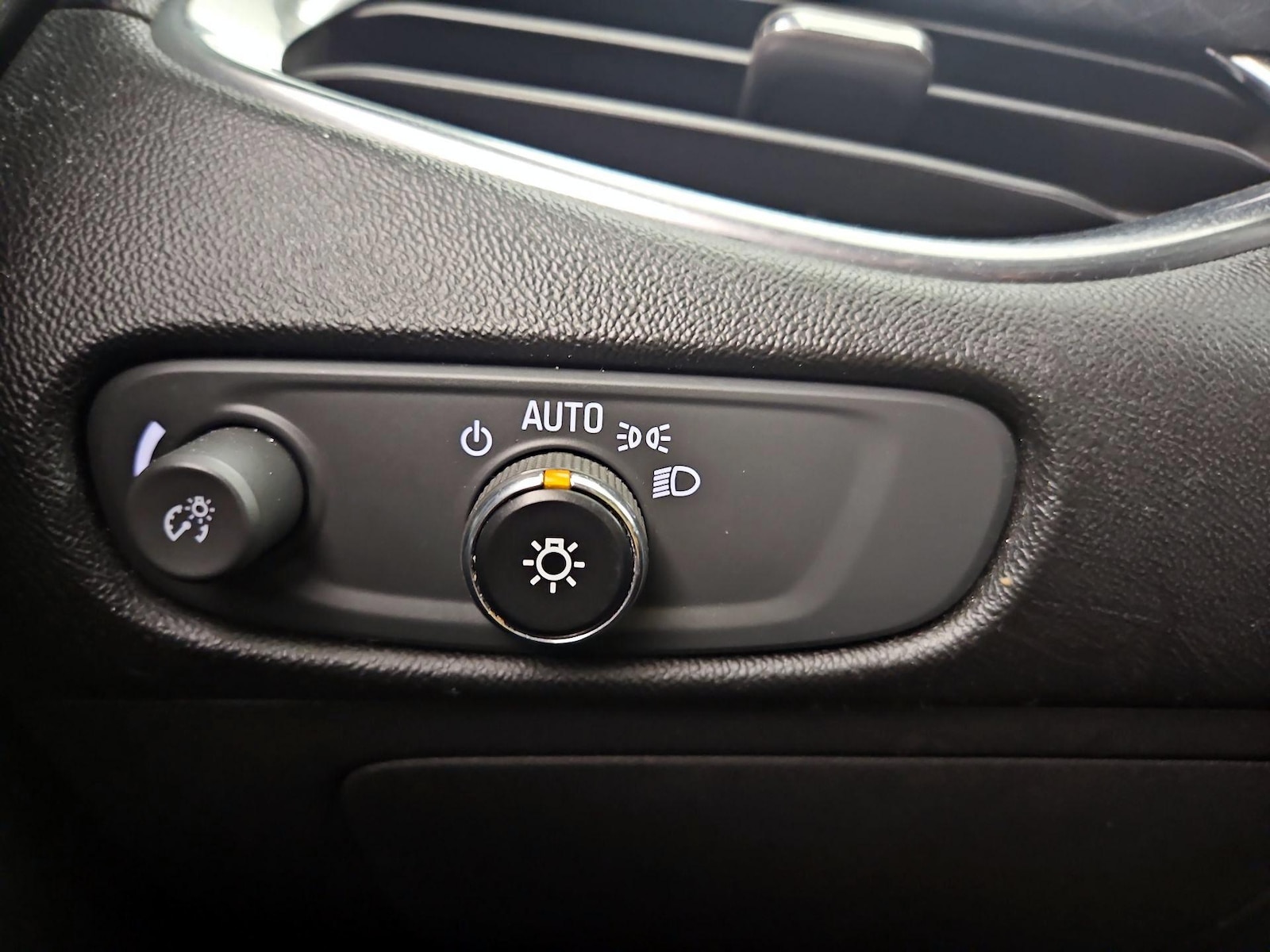 2016 Chevrolet Malibu 2LT - Photo 14